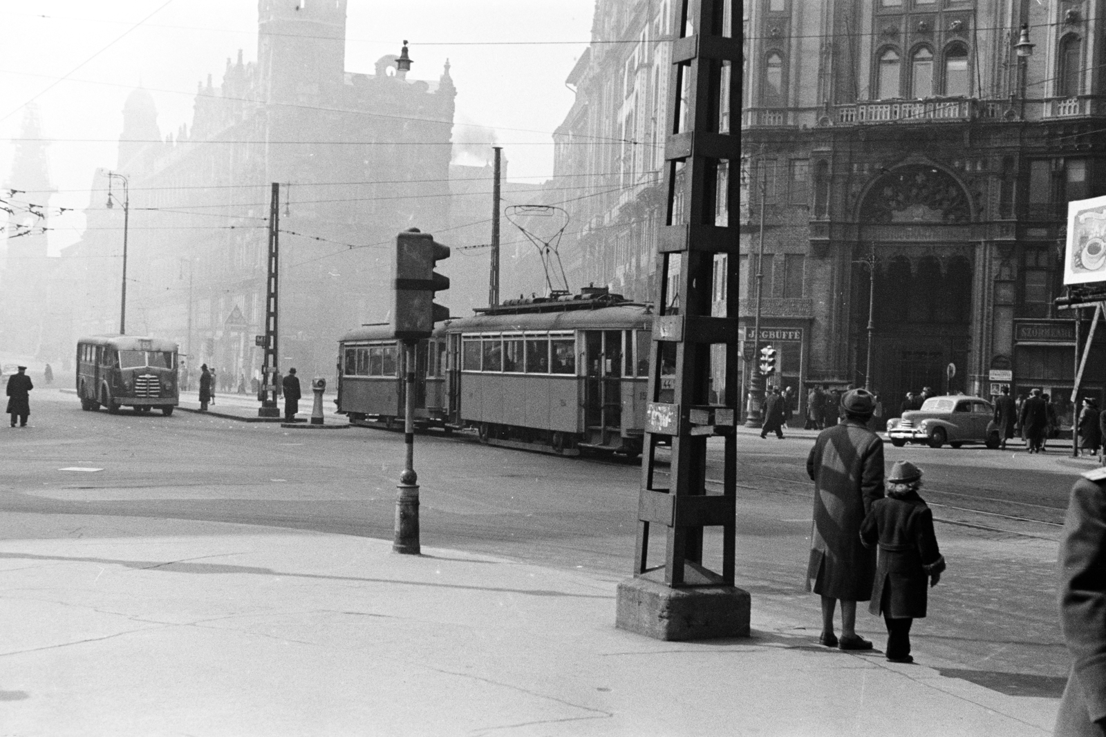 Hungary, Budapest V., Ferenciek tere (Felszabadulás tér), szemben a Párizsi udvar, balra a Kígyó utca., 1958, Artfókusz, tram, traffic, bus, catenary wire, Bszkrt F1A type, pillar, Budapest, Fortepan #278321