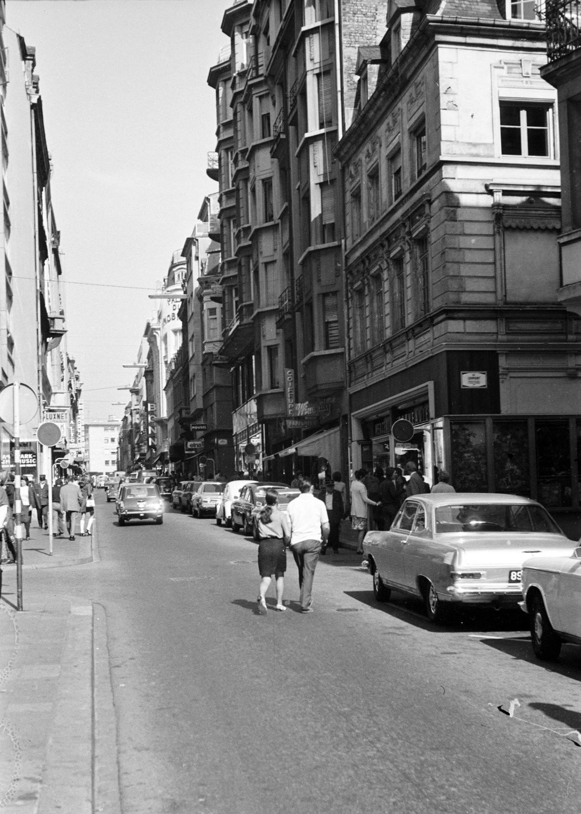 a Rue Philippe II a Rue Louvigny kereszteződése előtt, a távolban a Rue des Bains kereszteződése., 1969, Artfókusz, Fortepan #278325