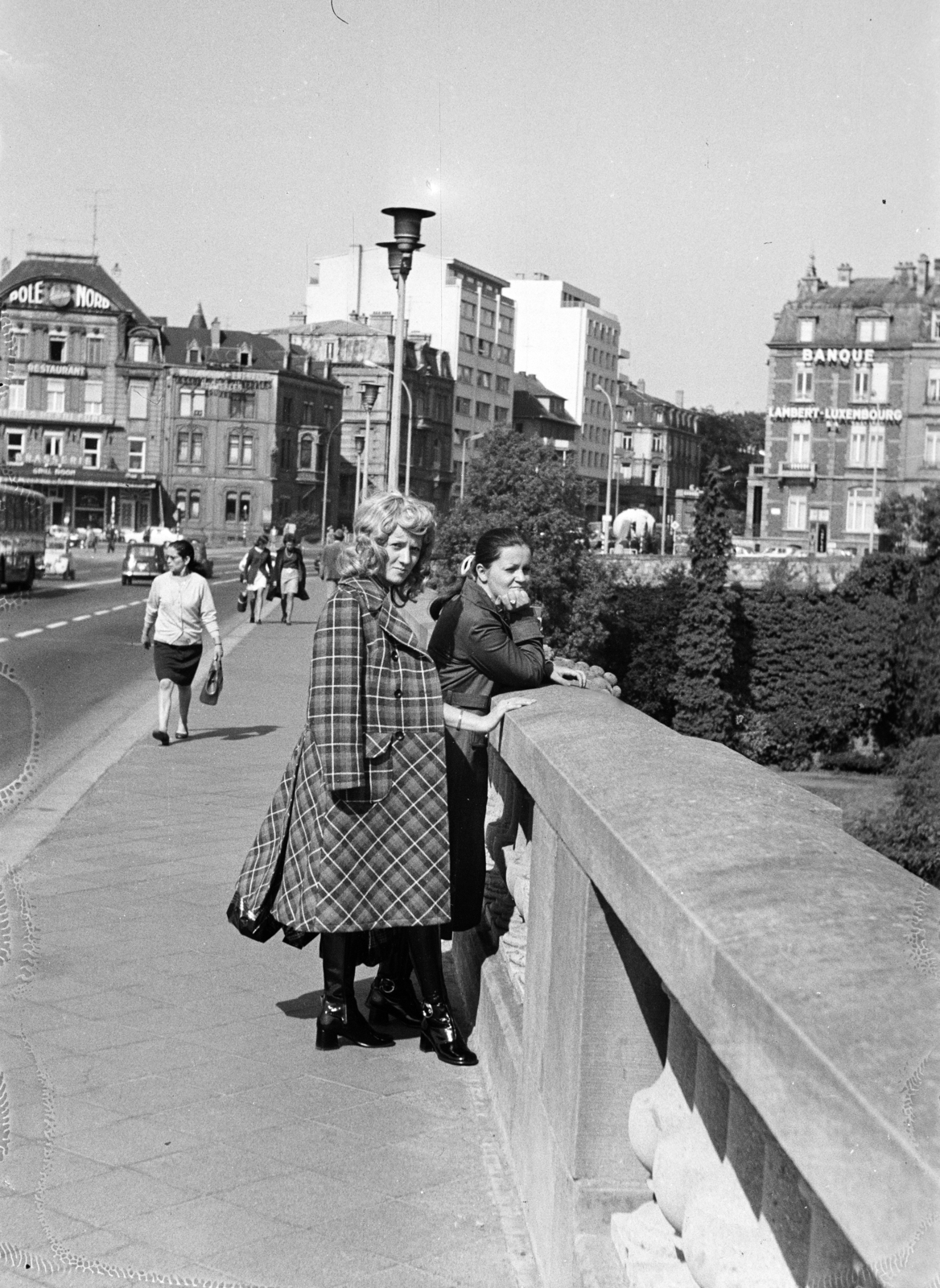 Pont Adolphe, háttérben balra az Avenue Marie-Thérèse, szemben a Boulevard Royal., 1969, Artfókusz, hairdo, coat, bridge, viewing, boots, Fortepan #278326
