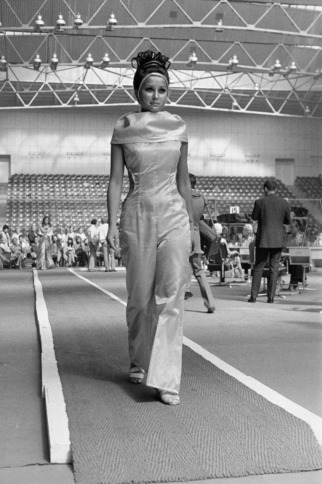 Lengyelország, Varsó, fodrászverseny a Torwar csarnokban (Hala Torwar)., 1975, Artfókusz, Fábián József, kifutó, divatbemutató, manöken, sportcsarnok, Fortepan #278329