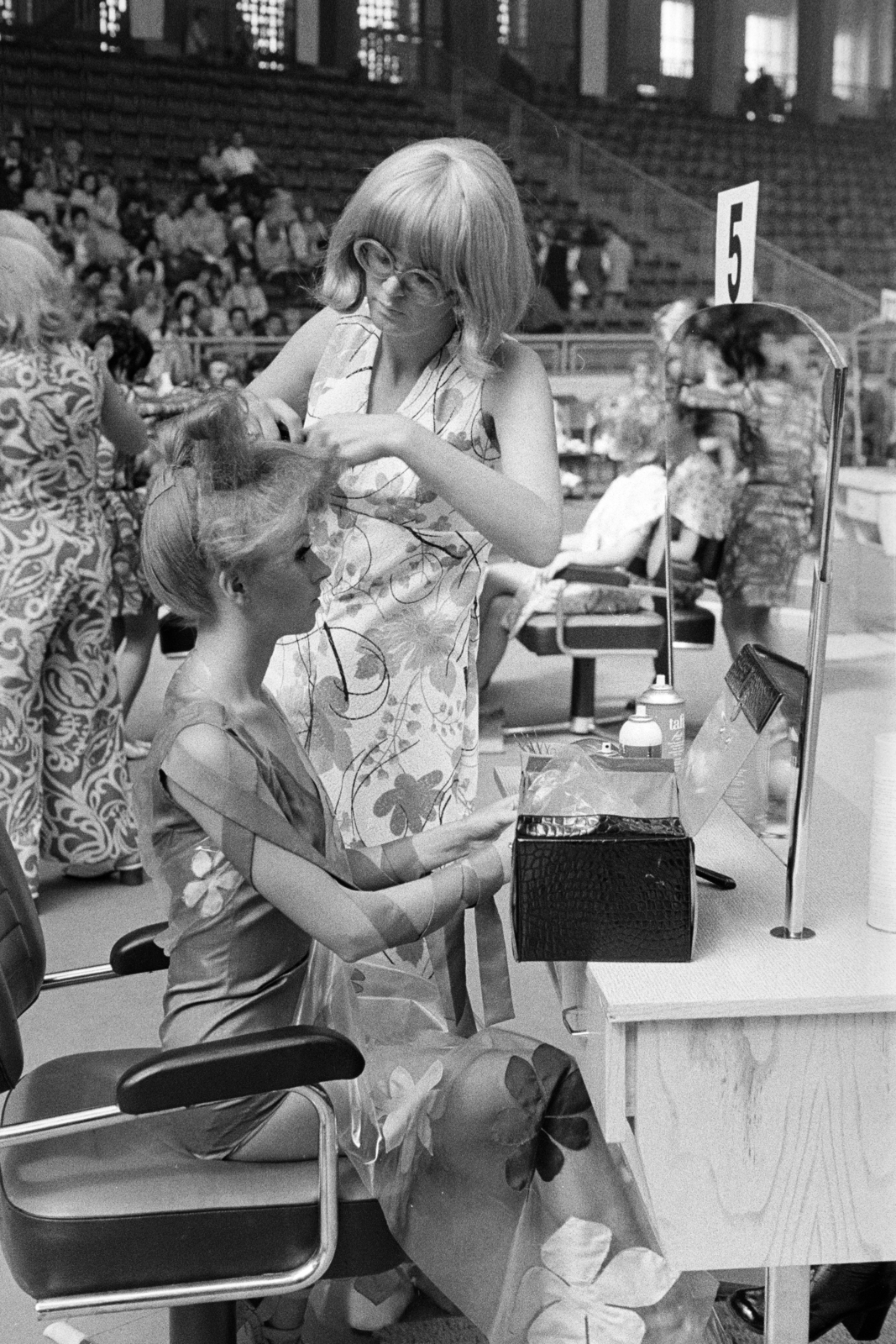 Poland, Warsaw, fodrászverseny a Torwar csarnokban (Hala Torwar)., 1975, Artfókusz, hairdo, hairdresser, Fortepan #278334