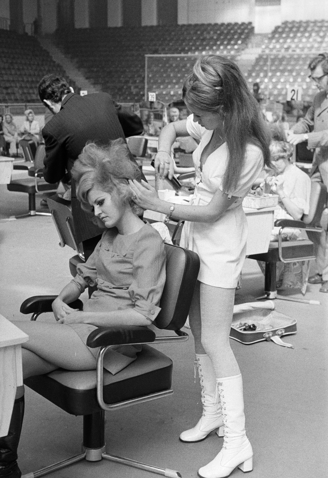 Poland, Warsaw, fodrászverseny a Torwar csarnokban (Hala Torwar)., 1975, Artfókusz, Best of, hairdo, boots, hairdresser, Fortepan #278335