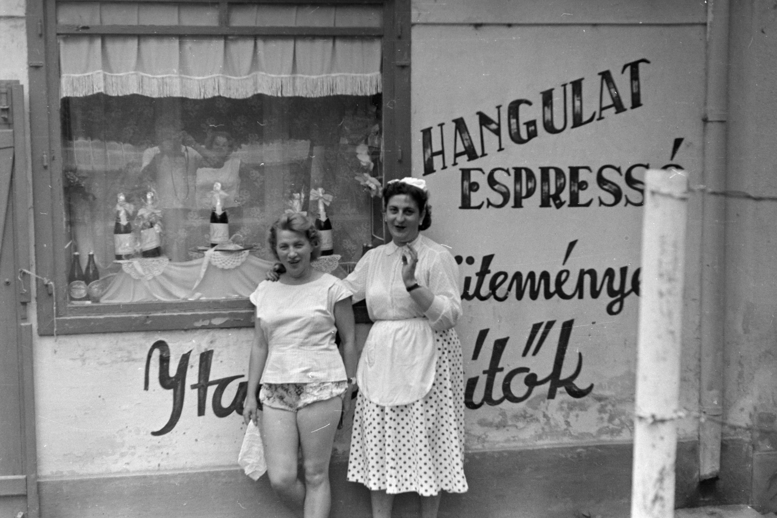 Hungary, Balatonlelle, Ady Endre utca, Hangulat eszpresszó., 1959, Artfókusz, drink, Show window, headdress, apron, espresso, champagne, Fortepan #278347