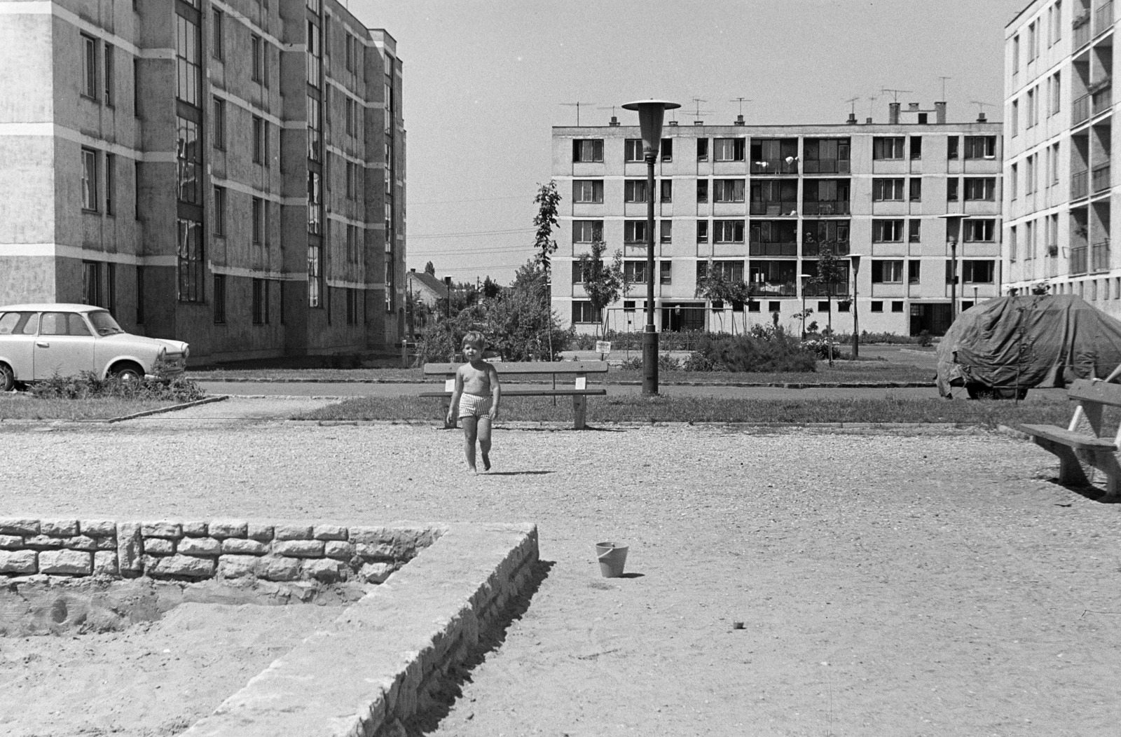 Hungary, Budapest XVIII., Lakatos úti lakótelep, Kézműves (Keszőce Endre) utcai játszótér, szemben a 2/a-b, jobbra az 1/a-c számú ház, balra az Egressy Gábor utca 32/a-e épület., 1968, Artfókusz, Budapest, Fortepan #278348