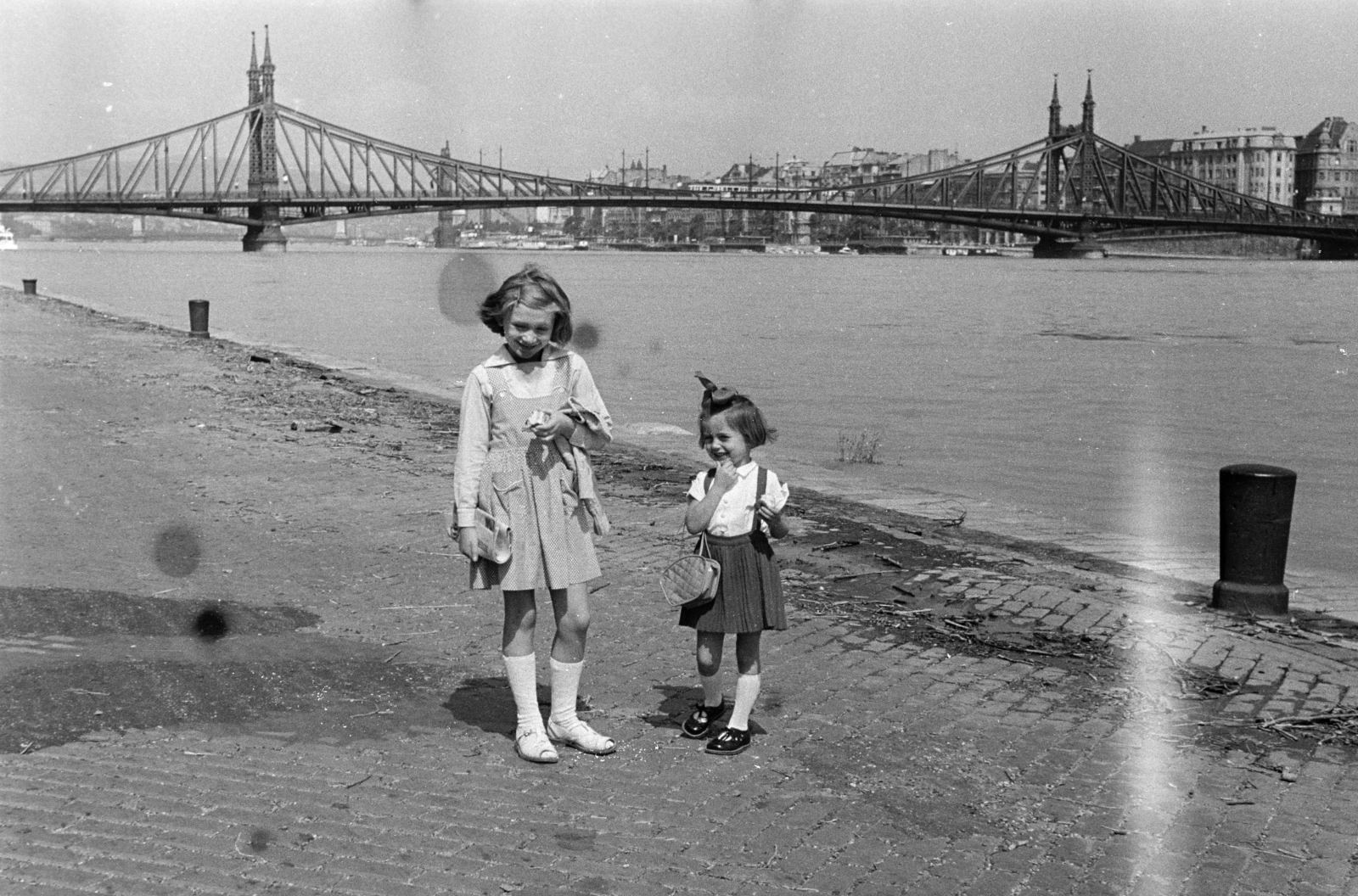 Magyarország, Budapest XI., budai alsó rakpart, a felvétel a Műegyetem előtt készült, háttérben a Szabadság híd., 1960, Artfókusz, Fábián József, nyári ruha, híd, kikötőbak, folyópart, lányok, masni, retikül, rakpart, Budapest, Fortepan #278368