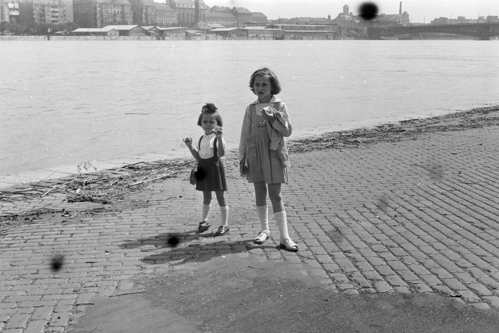 Hungary, Budapest XI.,Budapest IX., budai alsó rakpart, a felvétel a Műegyetem előtt készült, túlparton a Közraktár utca épületsora, jobbra a a Petőfi híd látható., 1960, Artfókusz, ceramics, summer dresses, shore, girls, wharf, Danube, Budapest, Fortepan #278369