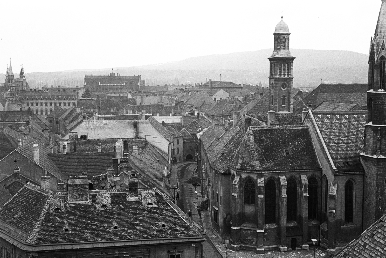 Hungary, Sopron, kilátás a Tűztoronyból, előtérben a bencés templom (Kecske templom), háttérben az evangélikus templom tornya látható, 1965, Artfókusz, Fortepan #278385