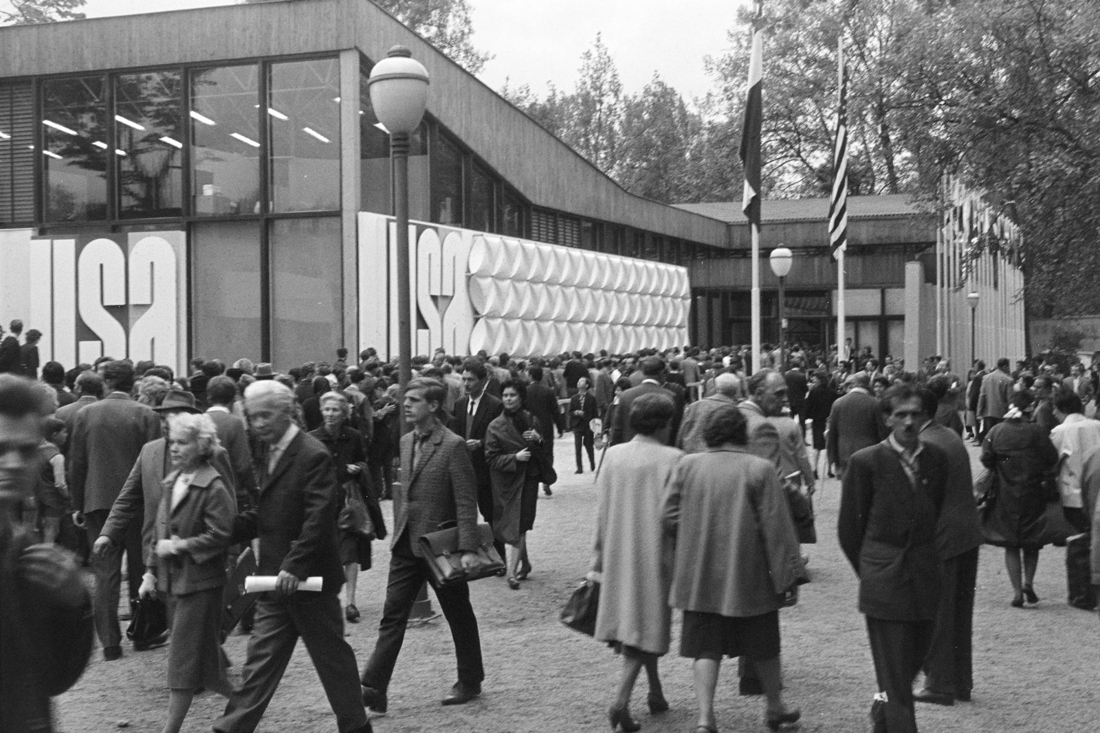 Magyarország, Városliget,Budapesti Nemzetközi Vásár, Budapest XIV., az Amerikai Egyesült Államok pavilonja., 1965, Artfókusz, Fábián József, nemzetközi vásár, pavilon, zászló, tömeg, aktatáska, Budapest, Fortepan #278386