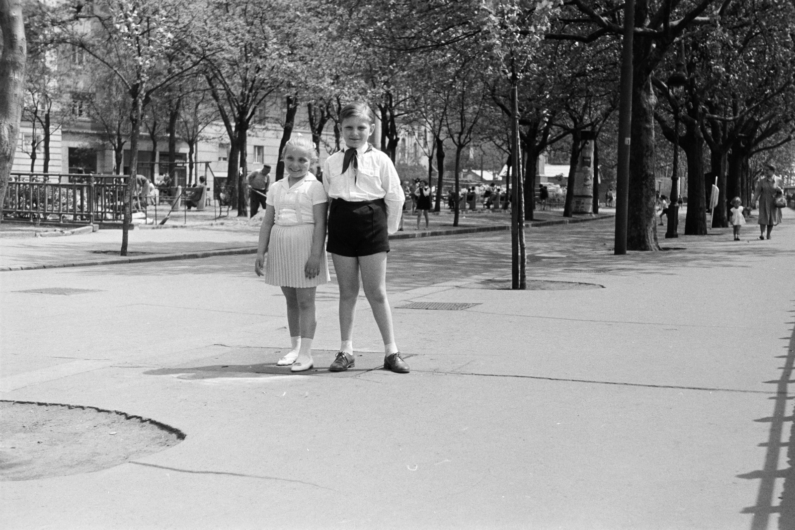 Hungary, Budapest V., a Dunakorzó a Petőfi térnél., 1960, Artfókusz, school uniform, shorts, brothers, Budapest, Fortepan #278392