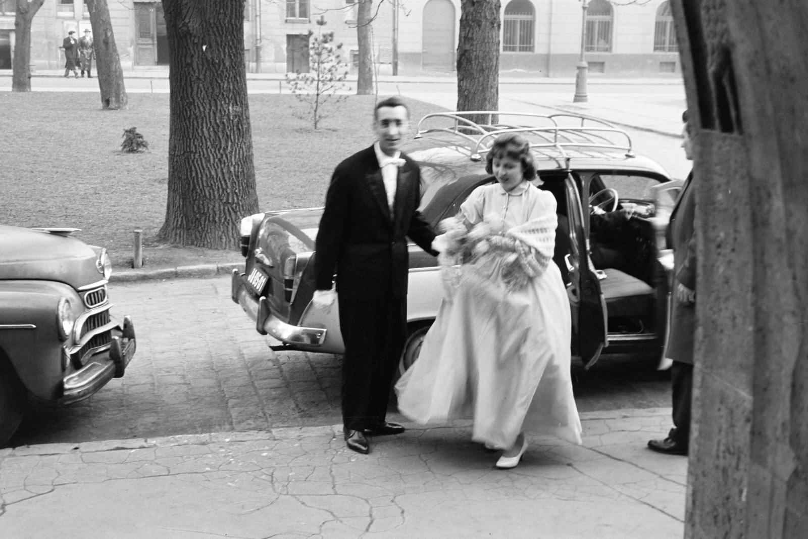 Hungary, Városmajor, Budapest XII., a felvétel a Jézus Szíve-templom kapujánál készült. Háttérben a Csaba utca 12-es számú ház látható., 1960, Artfókusz, groom, bride, Budapest, Fortepan #278417