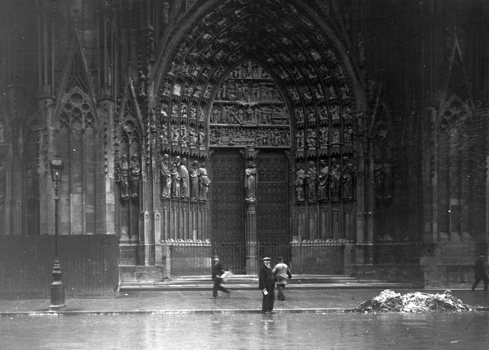 France, Strasbourg, Münster, a katedrális nyugati kapuja., 1917, Schoch Frigyes, winter, church, gate, gothic, pointed arch, Fortepan #27842