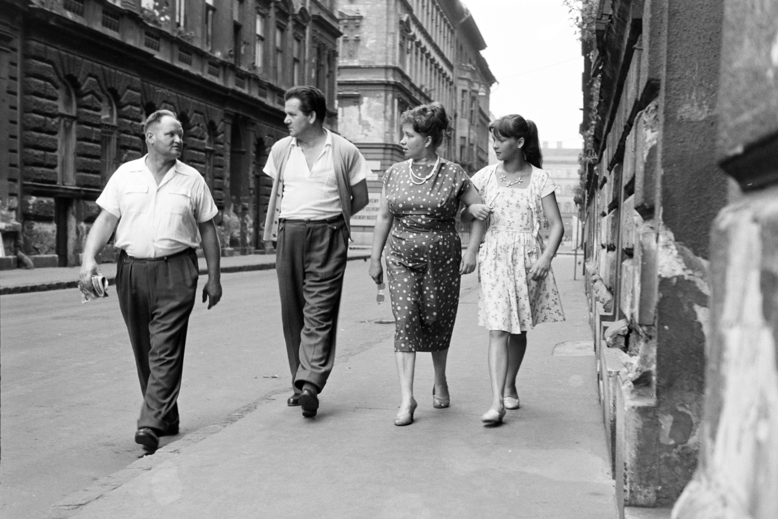 Magyarország, Budapest VI., a felvétel a Bajnok (Bokányi Dezső) utca 22. számú ház előtt készült, a háttérben a Szondi utcai kereszteződés, a távolban jobbra az Aradi utca., 1960, Artfókusz, Fábián József, járókelő, járda, nyári ruha, Budapest, Fortepan #278420