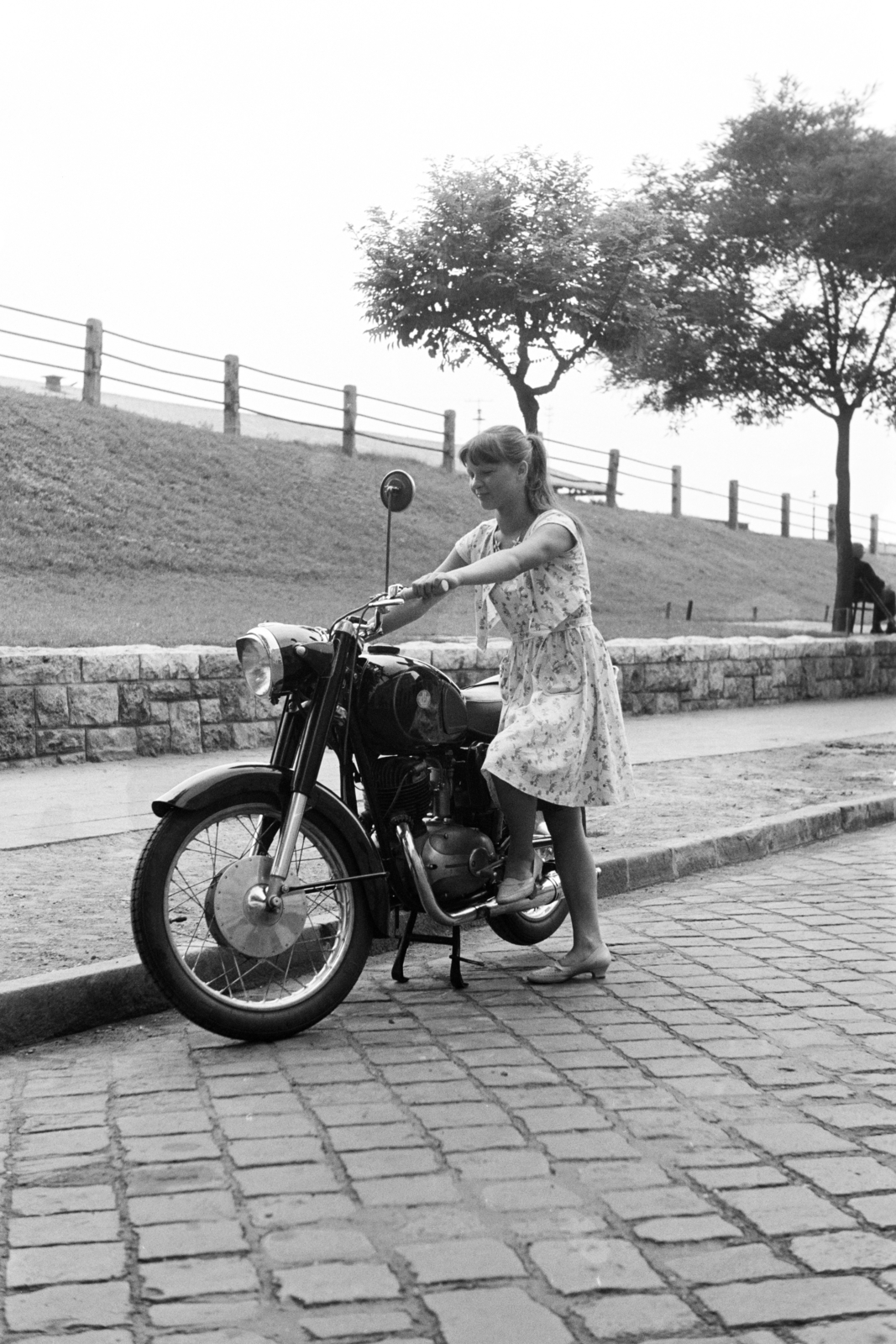 Magyarország, Budapest VI., Podmaniczky (Rudas László) utca, a felvétel a Ferdinánd (Élmunkás) híd lehajtója előtt készült., 1960, Artfókusz, Fábián József, lányok-járművek, motorkerékpár, Csepel Pannonia, Budapest, kockakő, Fortepan #278421