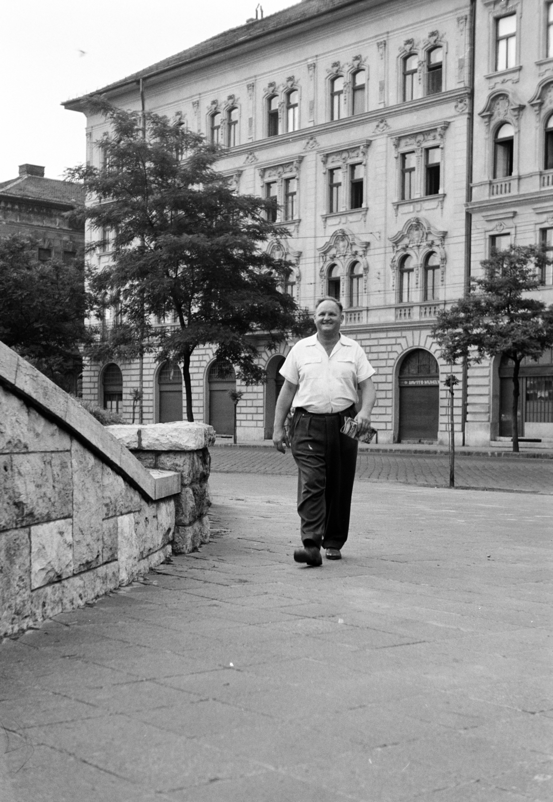 Magyarország, Budapest VI., Podmaniczky (Rudas László) utca, a felvétel a Ferdinánd (Élmunkás) híd lehajtója alatti aluljáró bejárata előtt készült. Háttérben a Bajnok (Bokányi Dezső) utca sarkán álló ház látható., 1960, Artfókusz, Fábián József, férfi, Budapest, Fortepan #278422