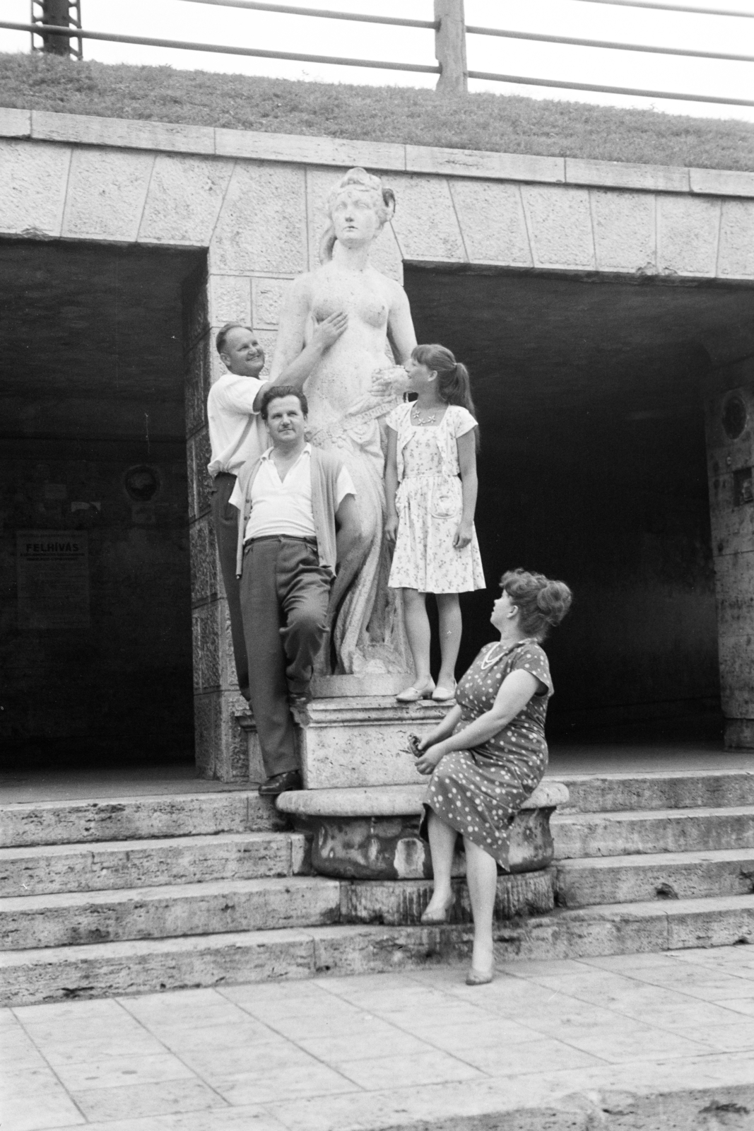 Magyarország, Budapest VI., Podmaniczky (Rudas László) utca, a felvétel a Ferdinánd (Élmunkás) híd lehajtója alatti aluljáró bejáratánál készült. Az eredetileg 1873-ban felállított egykori Szigonyos női akt kútszobor (Michel-Louis Victor Mercier) 1960-ban készült másolata., 1960, Artfókusz, Fábián József, család, szobor, Budapest, Fortepan #278424