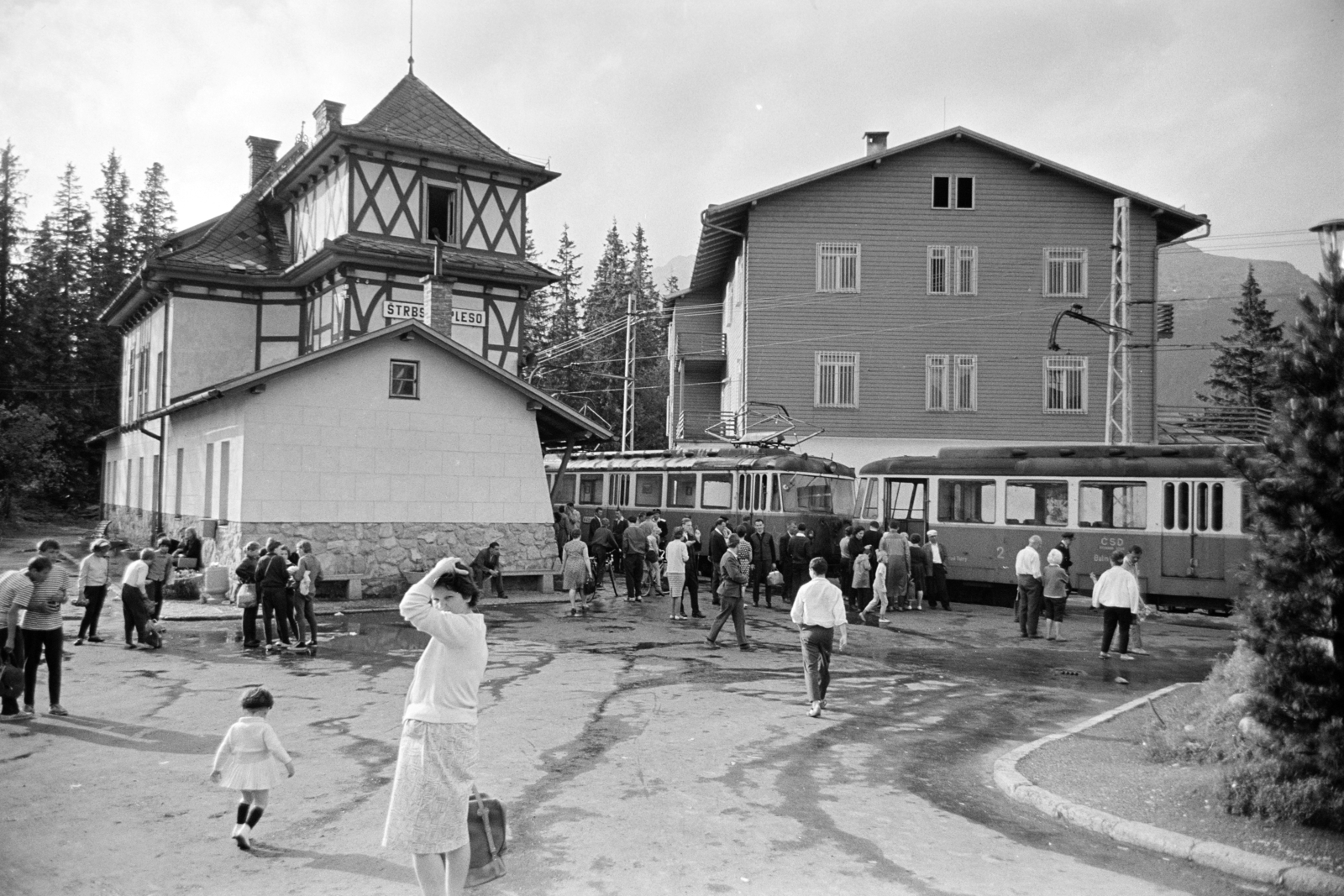 Slovakia, High Tatras, Štrbské pleso, a Tátrai Villamos Vasút (TEŽ) állomása., 1962, Artfókusz, German Timber Framing, tram, Czechoslovakia, Fortepan #278432