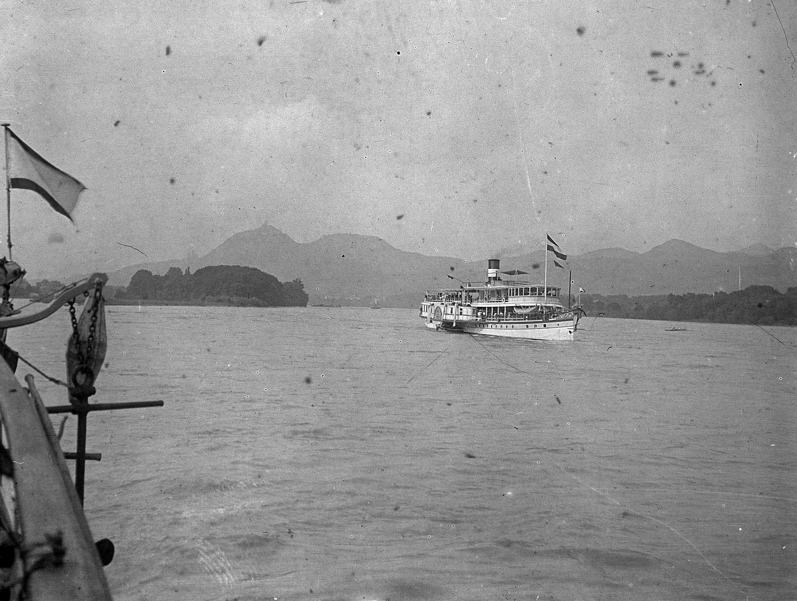 Germany, a Rajna Bad Honnef közelében, háttérben a Drachenburg / Drachenfels várrom., 1917, Schoch Frigyes, ship, flag, steamboat, Fortepan #27844