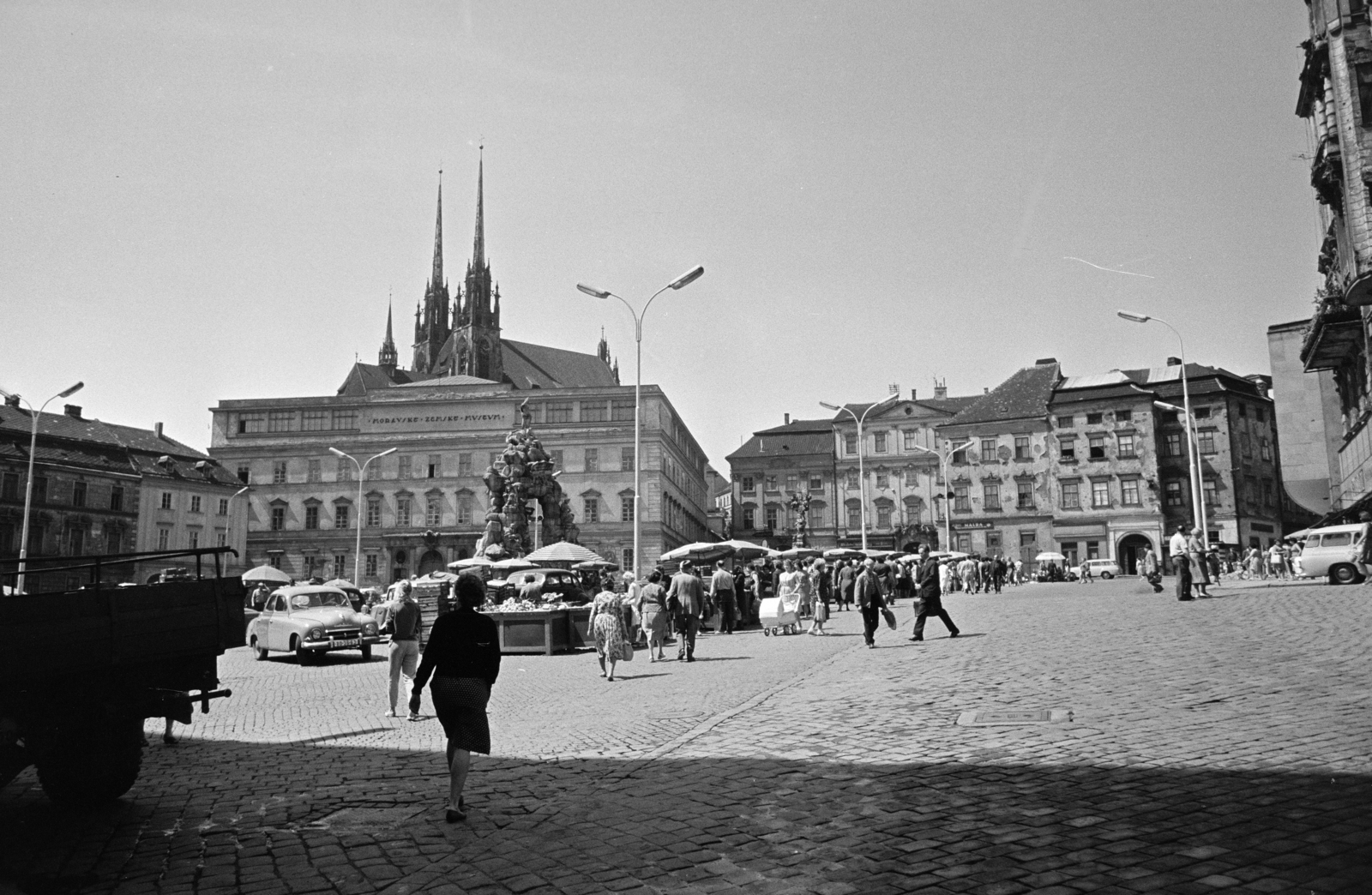 Csehország, Brno, Piactér (Zelný trh), előtérben a Parnasszus-kút, háttérben a Szent Péter- és Pál-székesegyház., 1963, Artfókusz, Fábián József, Skoda 1202, Skoda 1201, Csehszlovákia, Fortepan #278440