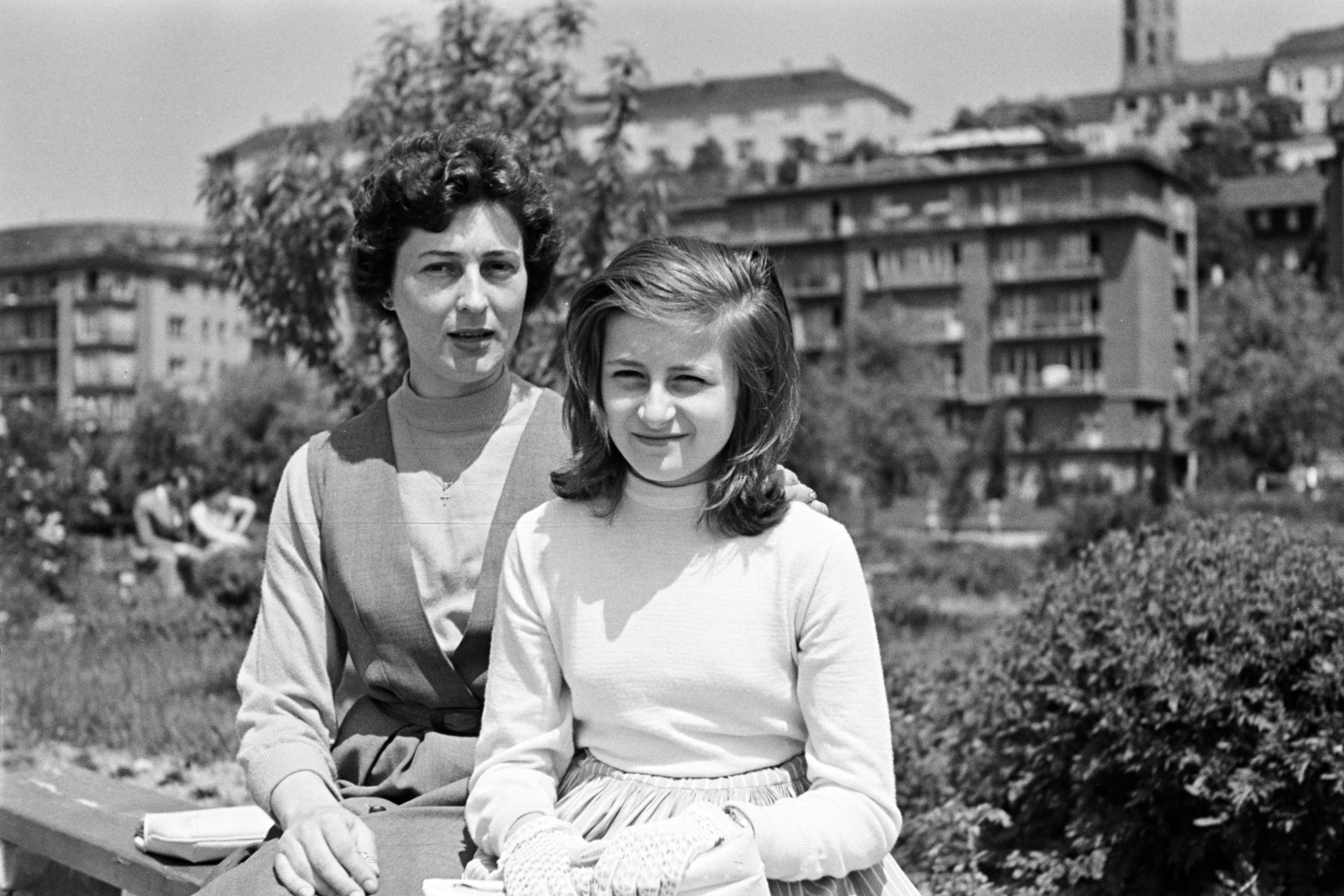 Hungary, Budapest I., Vérmező, háttérben az Attila út 117. számú ház, fent a budai Várban a Hadtörténeti múzeum és jobbra a Mária Magdolna-templom tornya látható., 1959, Artfókusz, girl, mother, Budapest, Fortepan #278442