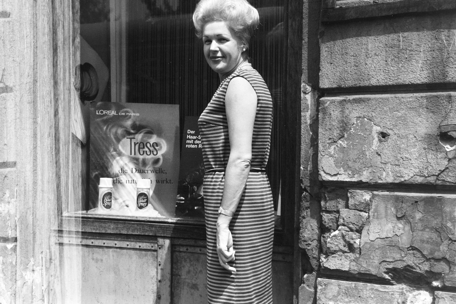 Hungary, Budapest V., Apáczai Csere János utca, a felvétel a 17. számú ház előtt készült., 1961, Artfókusz, looking back, hairdresser, tradie, striped dress, Budapest, Fortepan #278445