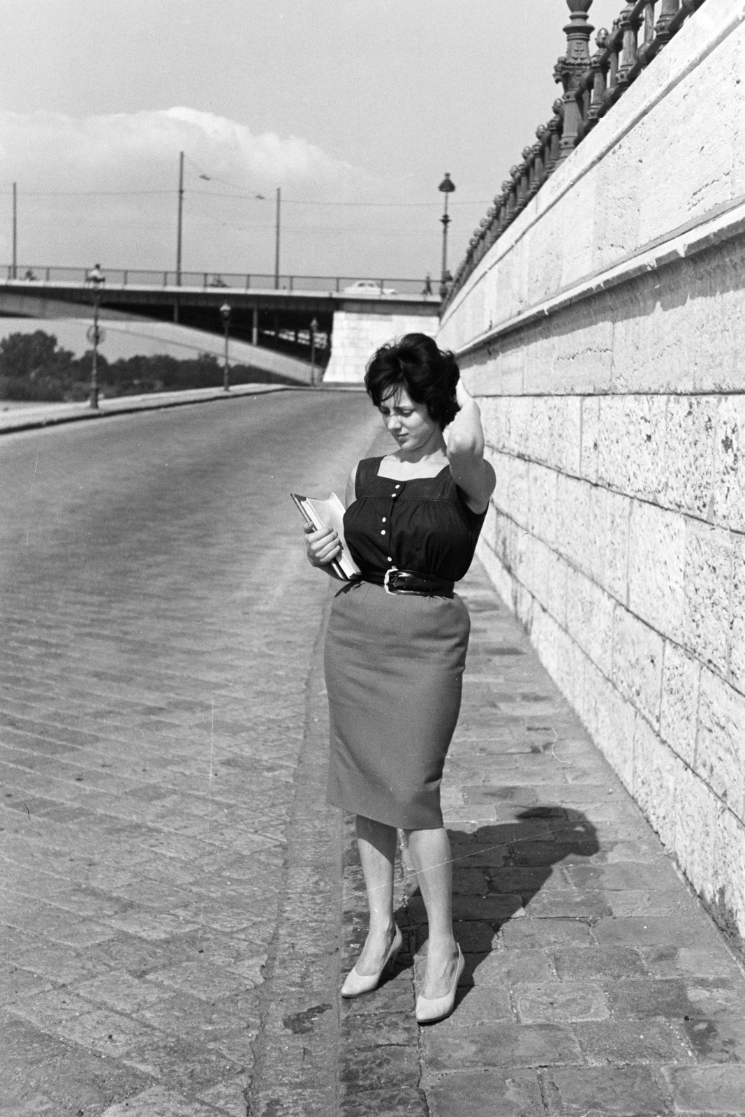 Magyarország, Budapest V., a felvétel a pesti alsó rakparton készült, háttérben a Margit híd hídfője., 1960, Artfókusz, Fábián József, nyári ruha, hölgy, Budapest, Fortepan #278454