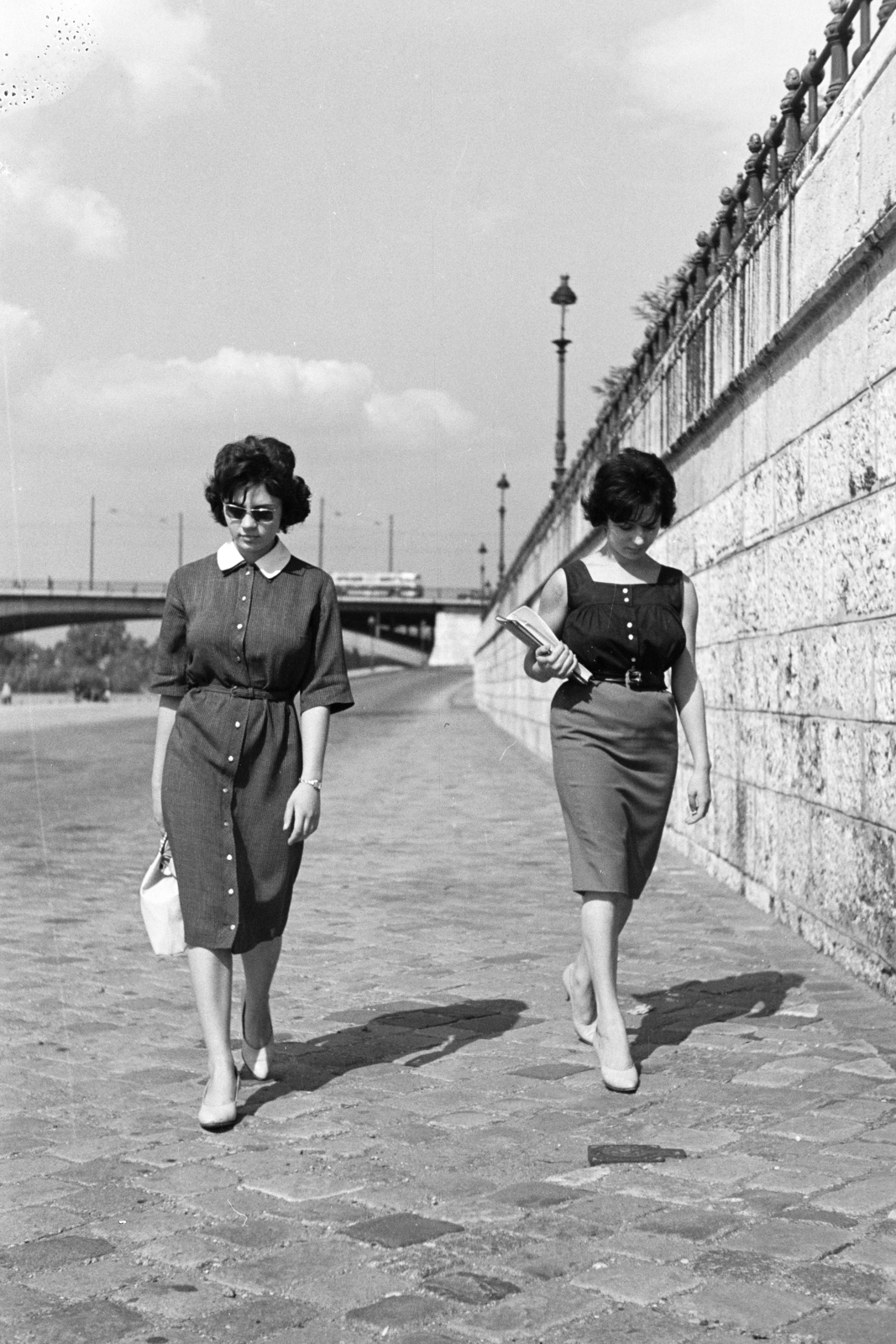 Magyarország, Budapest V., a felvétel a pesti alsó rakparton készült, háttérben a Margit híd hídfője., 1960, Artfókusz, Fábián József, nyári ruha, nők, Budapest, Fortepan #278455