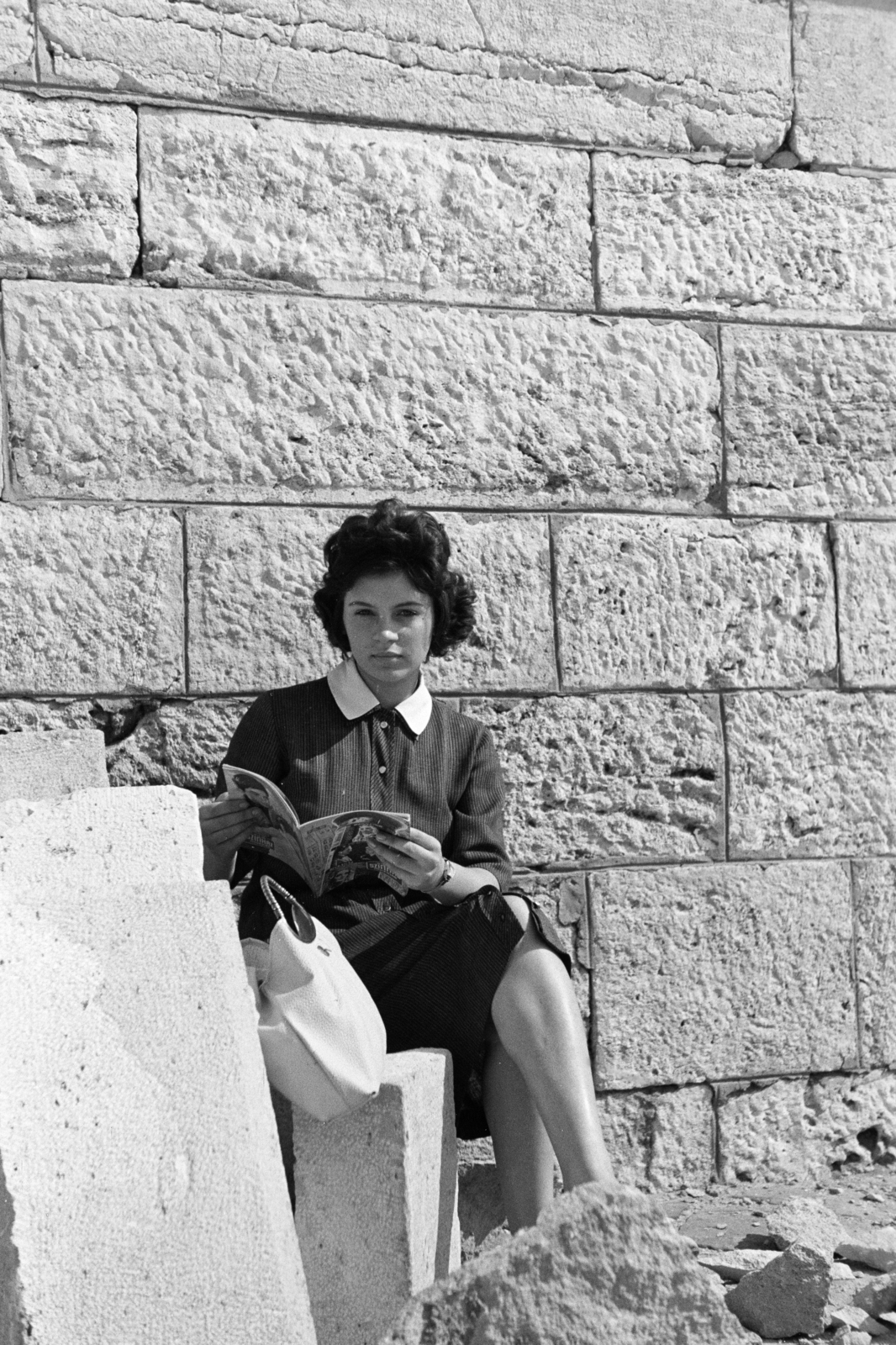 Hungary, Budapest V., a felvétel a pesti alsó rakparton a Parlament közelében készült., 1960, Artfókusz, newspaper, lady, Budapest, Fortepan #278456