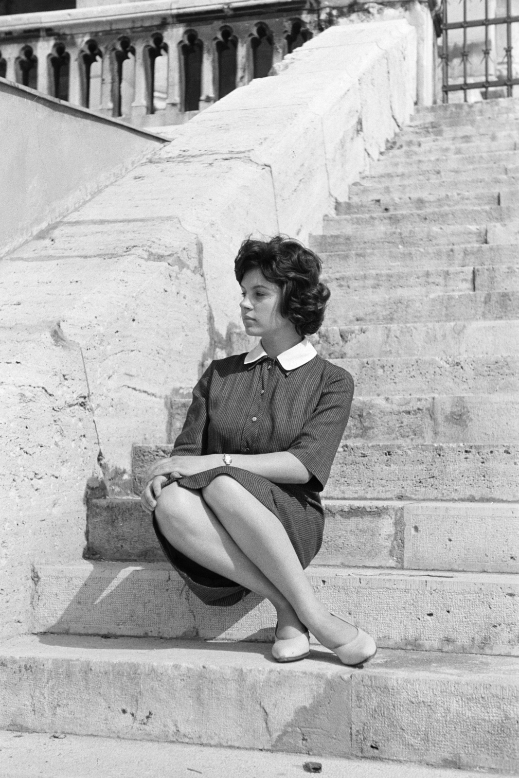 Hungary, Budapest V., a felvétel az alsó rakpartról a Parlamenthez vezető lépcsőn készült., 1960, Artfókusz, stairs, sitting on stairs, lady, Budapest, Fortepan #278459