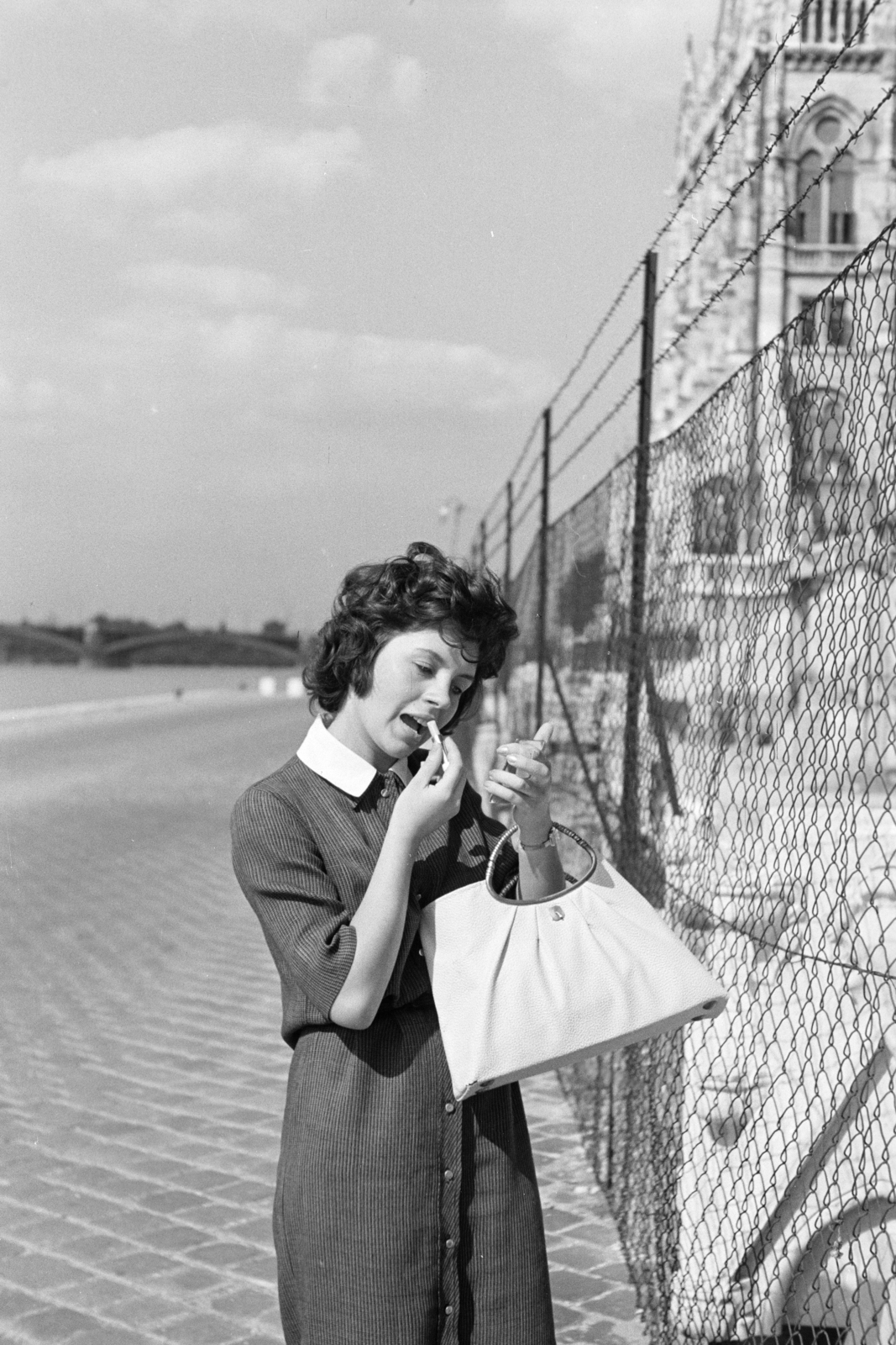Magyarország, Budapest V., a felvétel a Parlament előtti pesti alsó rakparton készült, háttérben a Margit híd, jobbra a Parlament., 1960, Artfókusz, Fábián József, smink, retikül, hölgy, Budapest, Fortepan #278460
