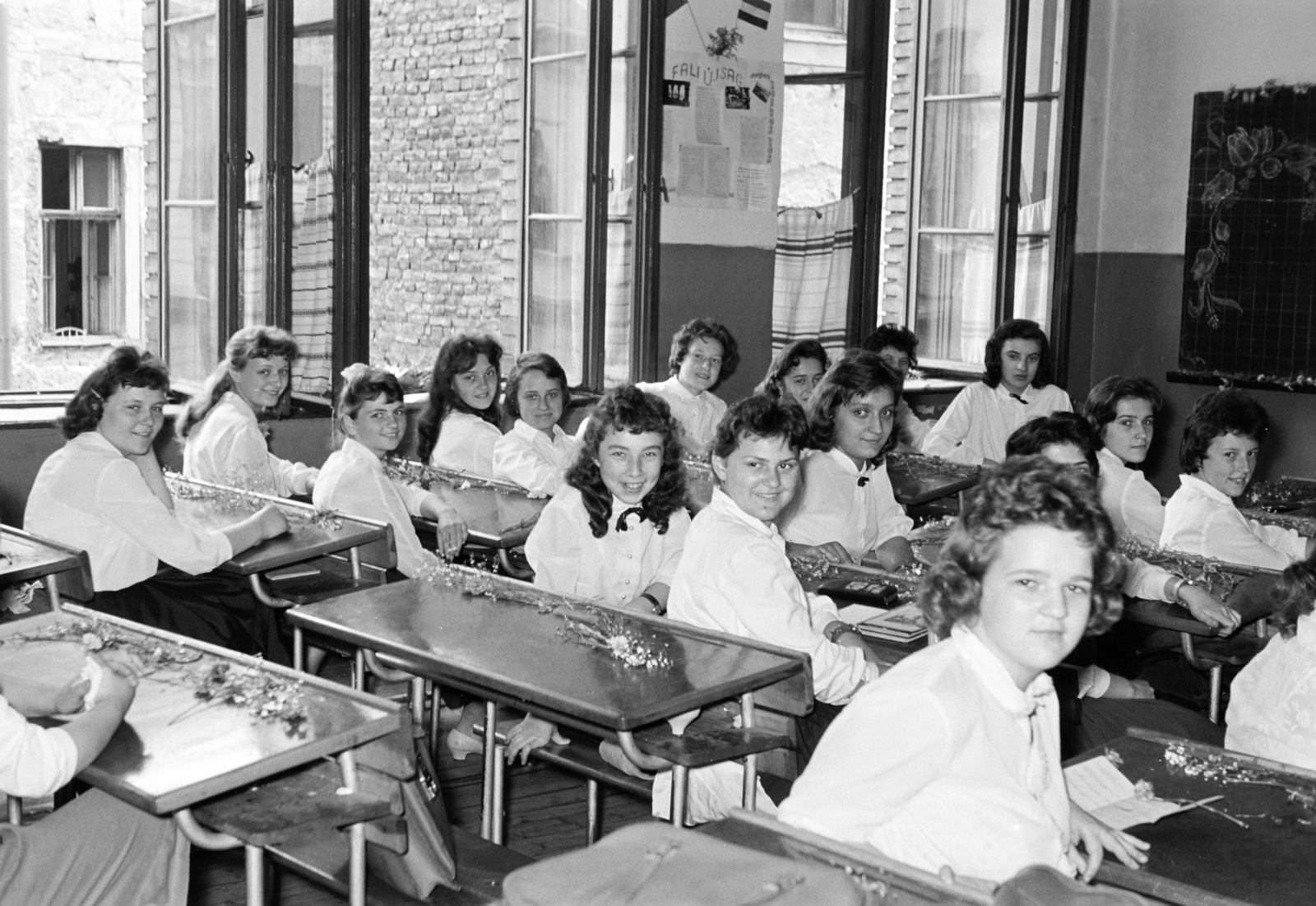 Hungary, Budapest II., Lajos utca 34., az Általános iskola egyik lány osztálya., 1960, Artfókusz, classroom, school desk, girls, Budapest, Fortepan #278469