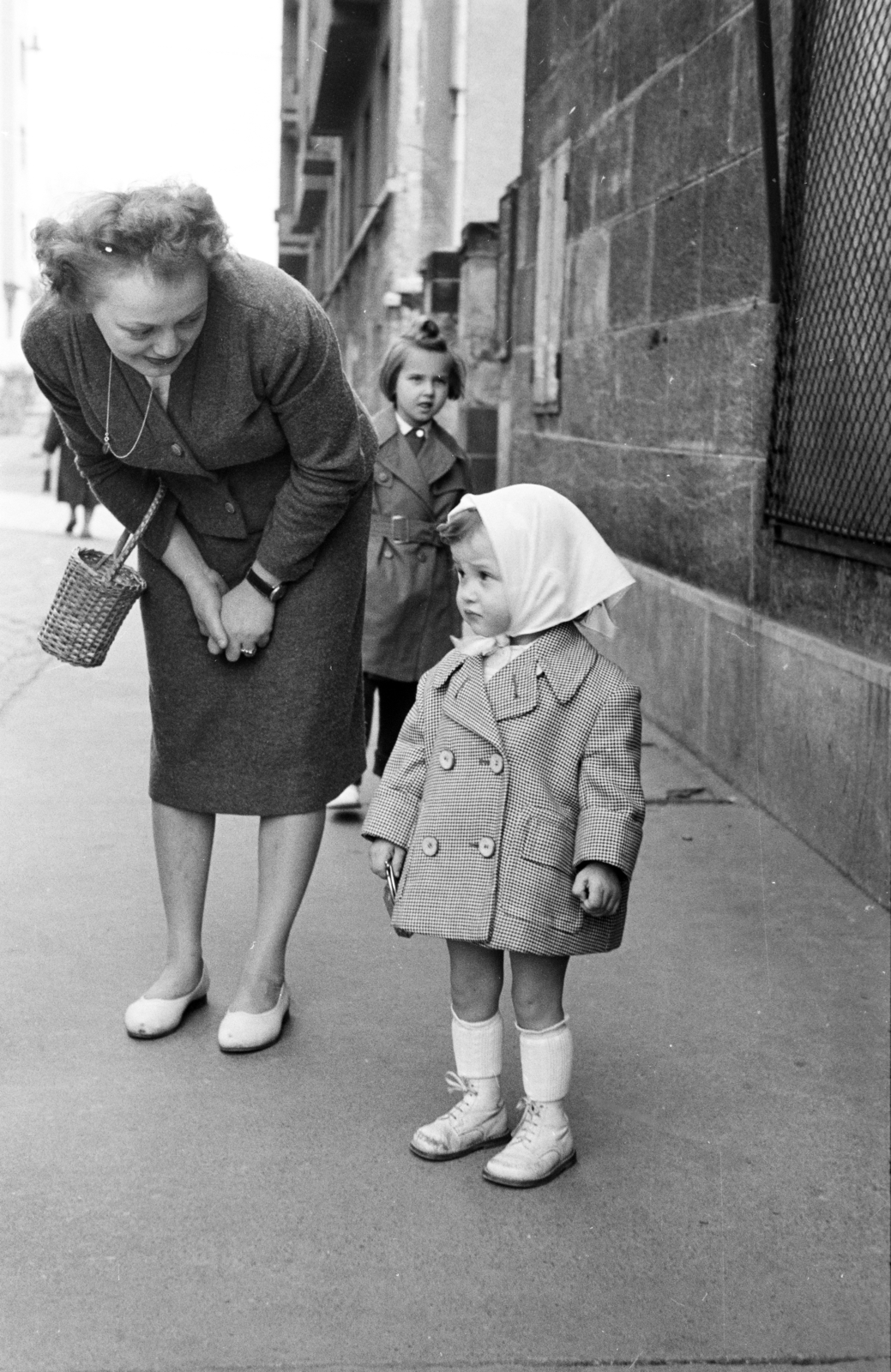 Hungary, Budapest III., Evező utca a Lajos utca felől az Árpád fejedelem utca felé nézve., 1960, Artfókusz, Best of, street view, girl, mother, basket, headscarf, Budapest, Fortepan #278477