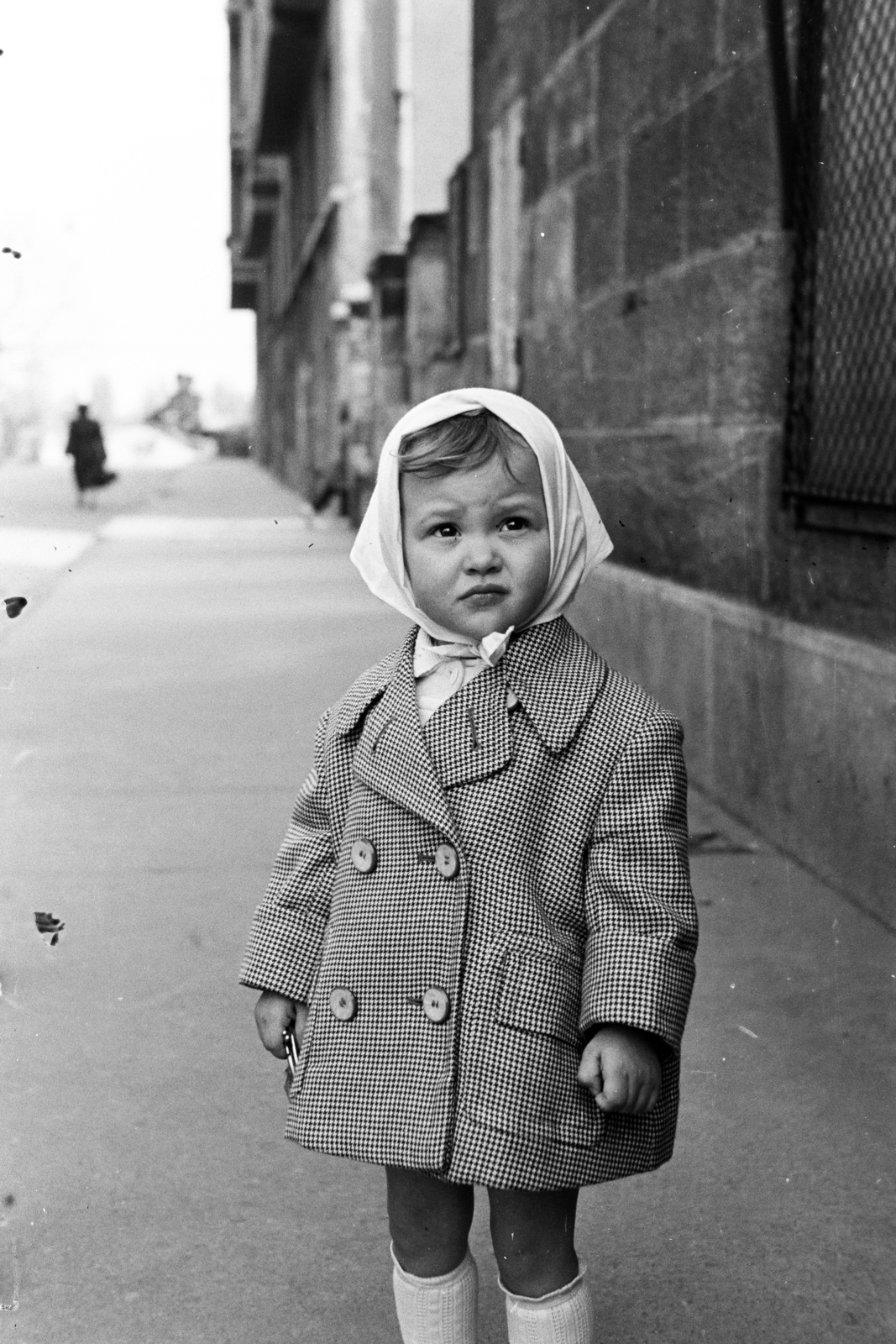 Hungary, Budapest III., Evező utca a Lajos utca felől az Árpád fejedelem utca felé nézve., 1960, Artfókusz, headscarf, double-breasted coat, girl, Budapest, Fortepan #278478
