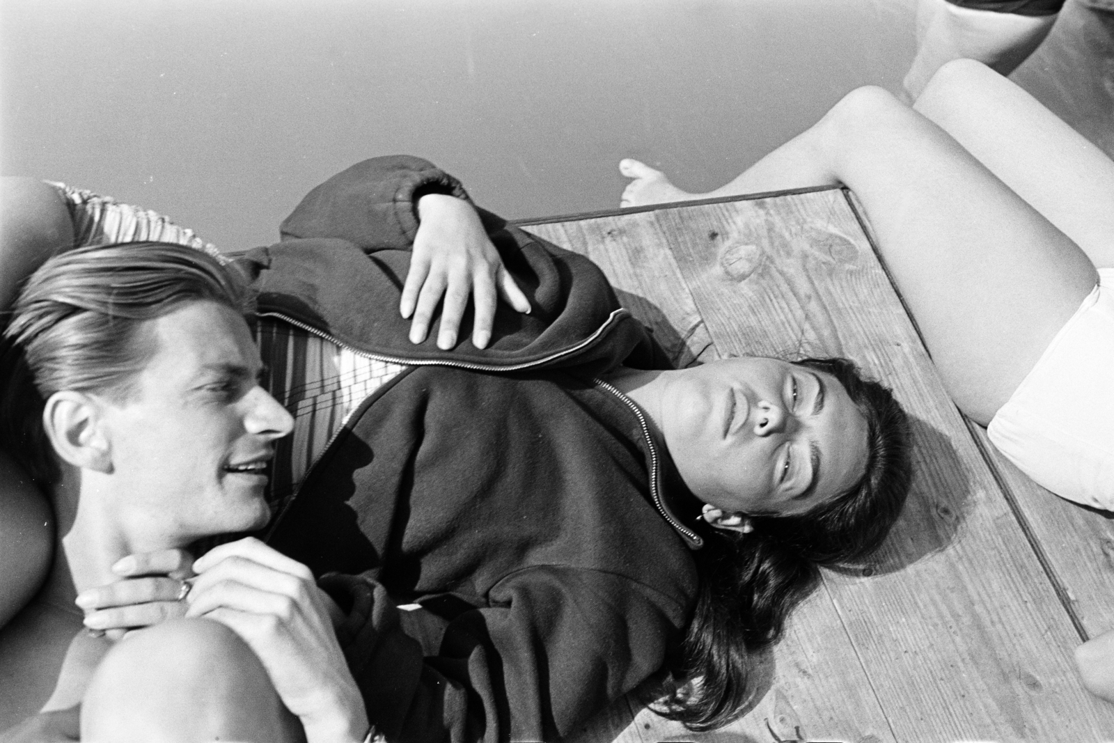 Hungary, Balatonboglár, Szentmihályi út 15., a felvétel a Fővárosi 1. sz. Építőipari Vállalat Üdülőjében készült., 1961, Artfókusz, Best of, pier, sunbathe, workout clothes, Fortepan #278481
