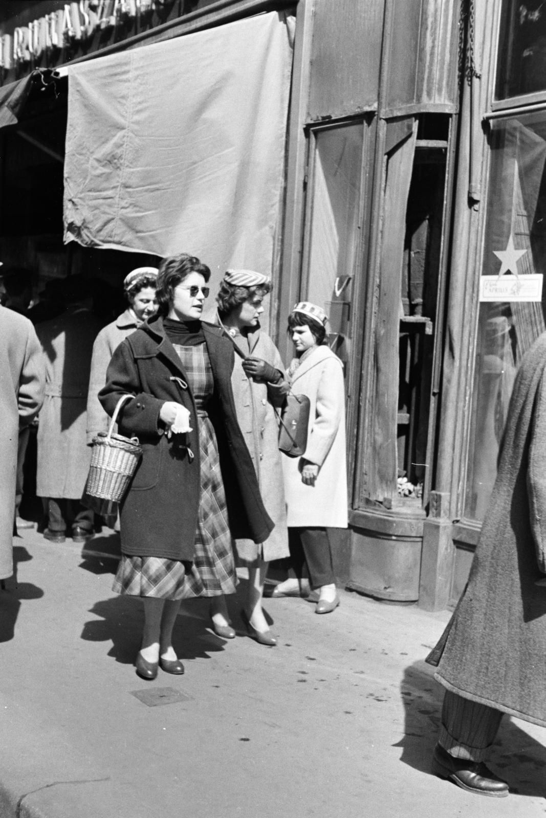 Hungary, Budapest V., Váci utca, a felvétel a Régi posta utca közelében készült., 1955, Artfókusz, women, Budapest, Fortepan #278485
