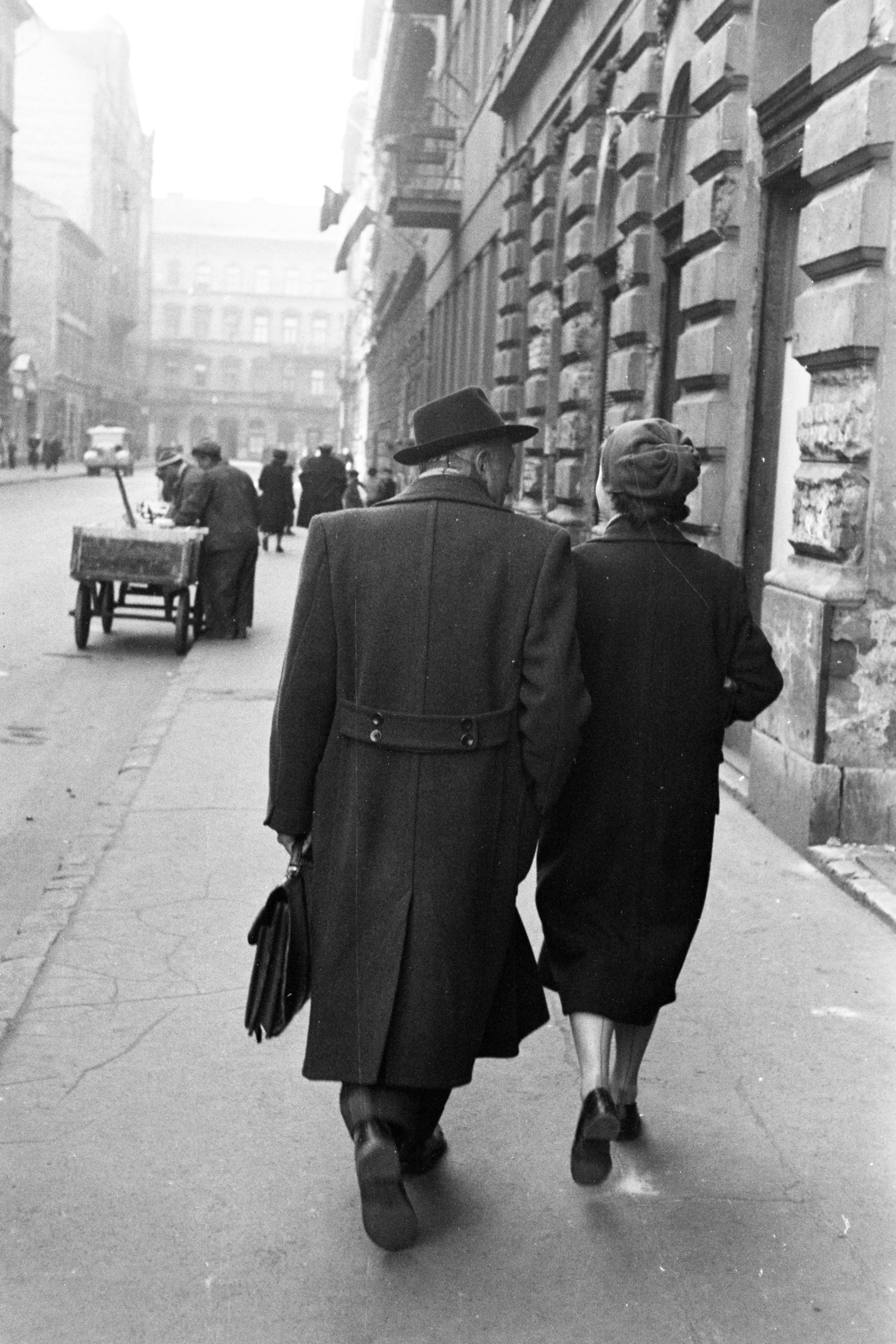 Magyarország, Budapest VII., Cserhát utca, a felvétel a Garay tér közelében készült, szemben az István utca melletti ház látható., 1955, Artfókusz, Fábián József, háttal, kézikocsi, Budapest, Fortepan #278488