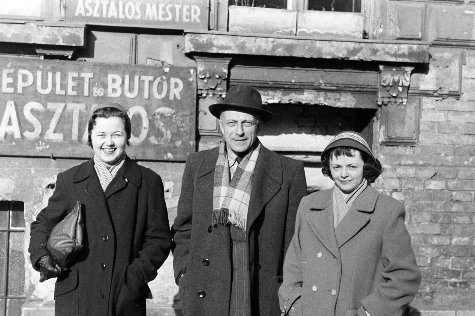 Hungary, Budapest VII., Cserhát utca, a felvétel a 21-es számú ház előtt készült., 1955, Artfókusz, Best of, hat, label, coat, street view, tradie, carpenter, three people, Budapest, Fortepan #278489