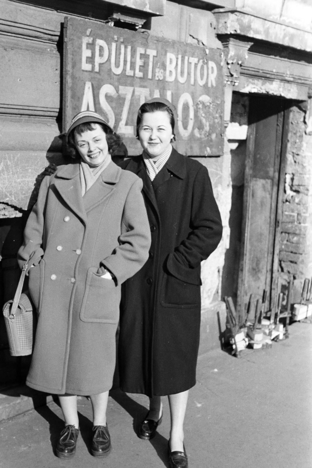 Hungary, Budapest VII., Cserhát utca, a felvétel a 21-es számú ház előtt készült., 1955, Artfókusz, tradie, carpenter, women, Budapest, Fortepan #278490