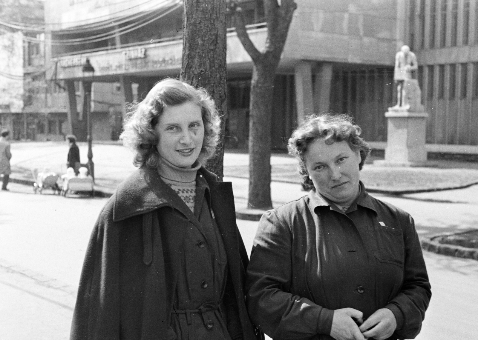 Hungary, Budapest VI., Városligeti (Gorkij) fasor a Dózsa György út közelében. Háttérben a Építők Rózsa Ferenc Kultúrháza előtt, Lányi Dezső szobrászművész alkotása (1929) az Építőmunkás 1954-ben került felállításra., 1955, Artfókusz, sculpture, Budapest, women, Fortepan #278496