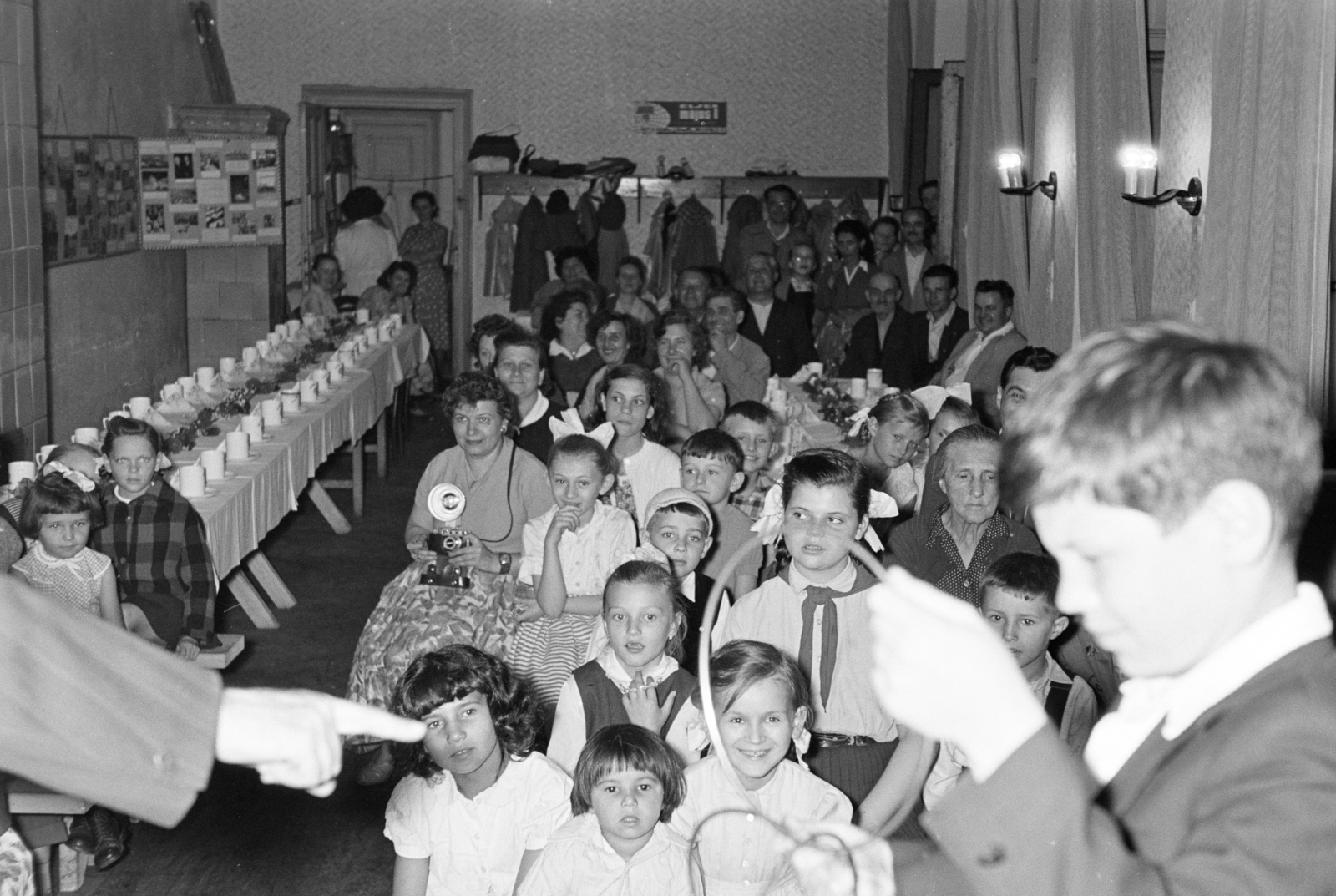 1956, Artfókusz, Fábián József, gyerekek, karika, ünneplő ruha, asztal, faliújság, bűvész, Fortepan #278504