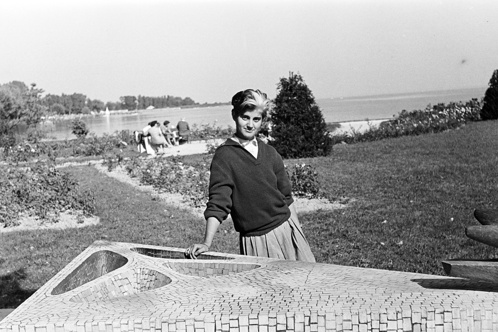 Hungary, Balatonfüred, a Tagore sétány a kikötőnél. A felvétel Metky Ödön szobrászművész metlachittal burkolt ivókútjánál készült., 1962, Artfókusz, Fortepan #278522