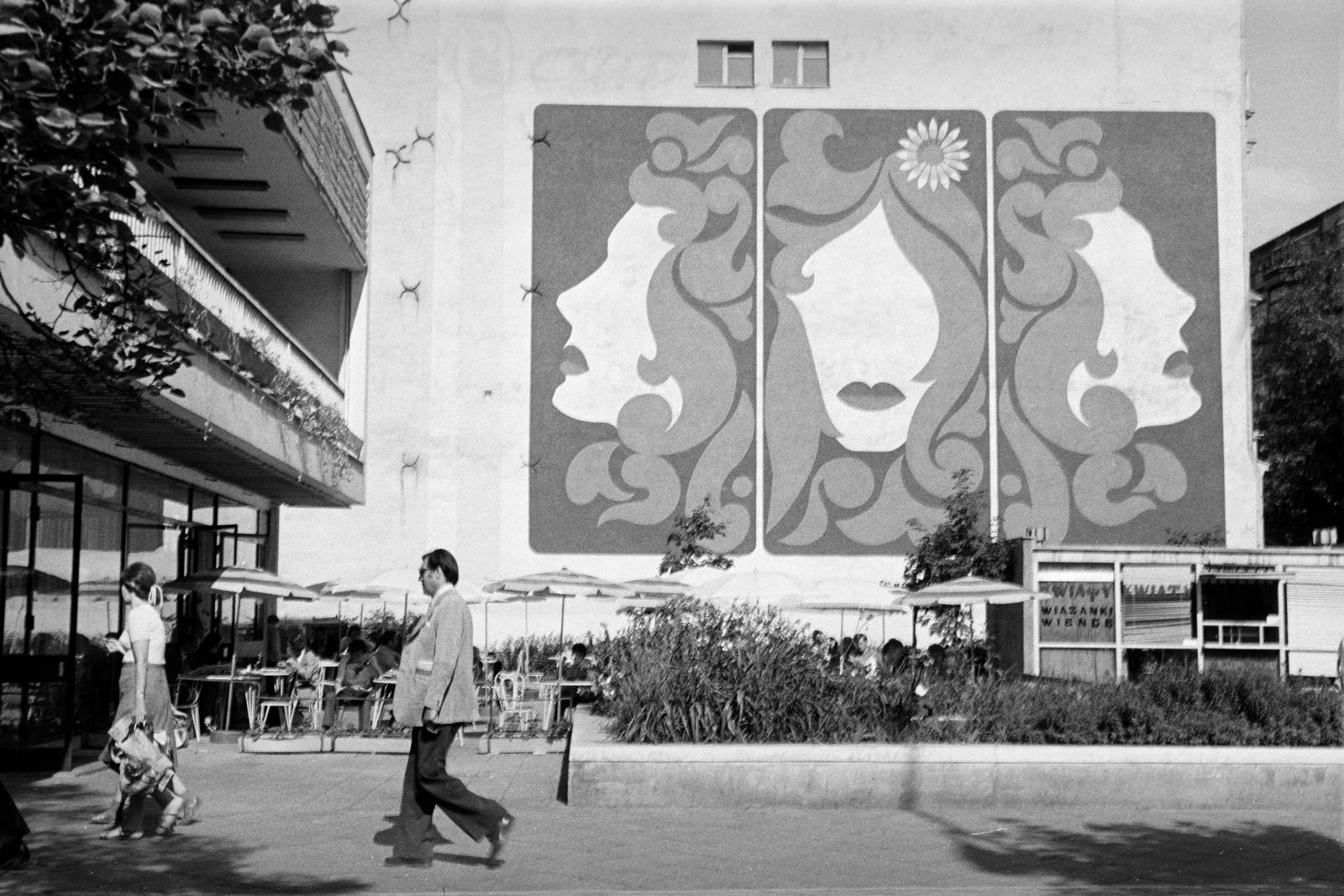 Lengyelország, Varsó, az ulica Hoża az ulica Marszałkowska felől, szemben az ulica Hoża 42. számú ház nyugati tűzfala., 1975, Artfókusz, Fábián József, op art, tűzfal, Fortepan #278526