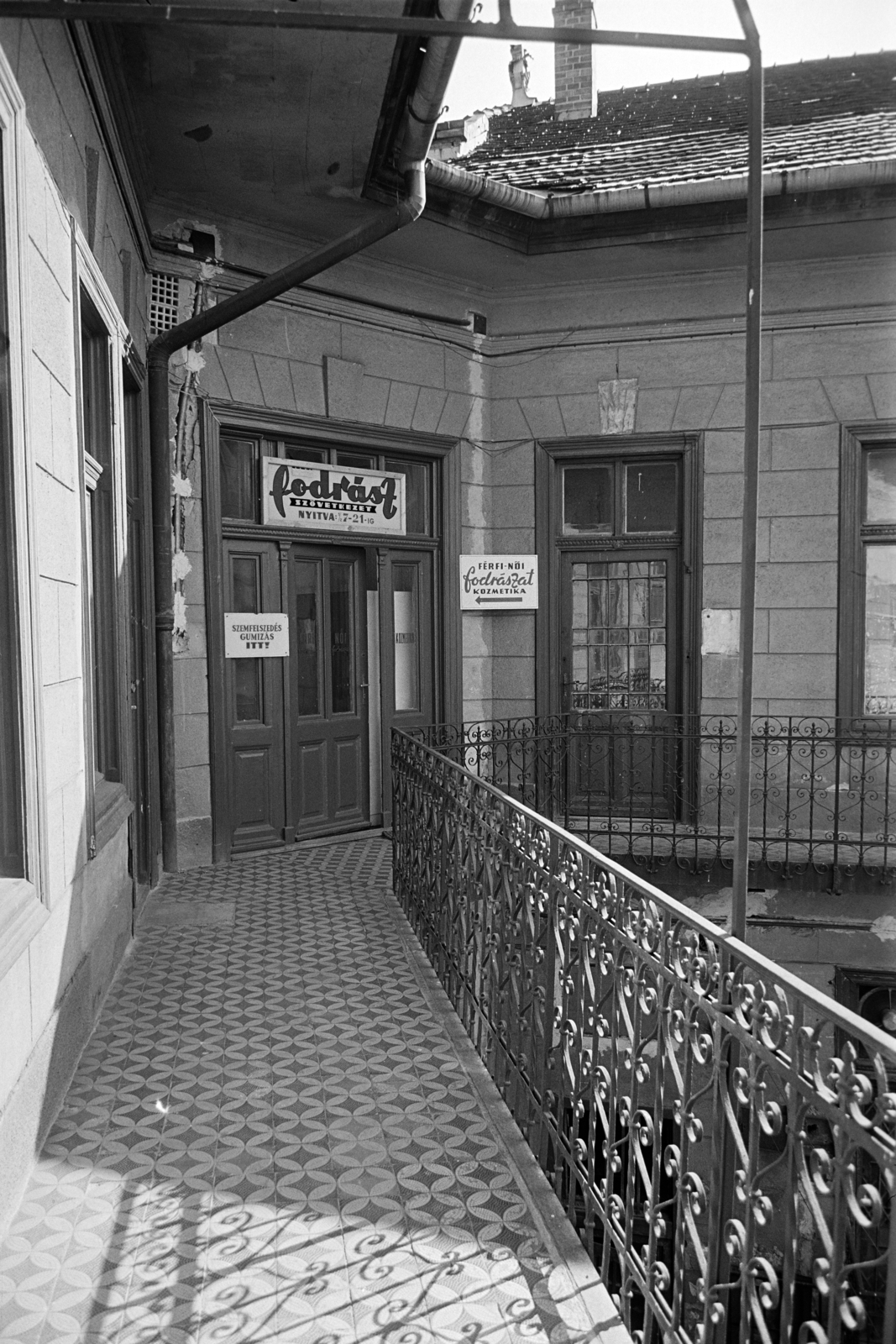 Hungary, Óbuda, Budapest III., a Flórián tér - Vörösvári út (mára már lebontott) saroképület függőfolyosója., 1965, Artfókusz, hairdresser, courtyard balcony, gutter, Budapest, Fortepan #278551