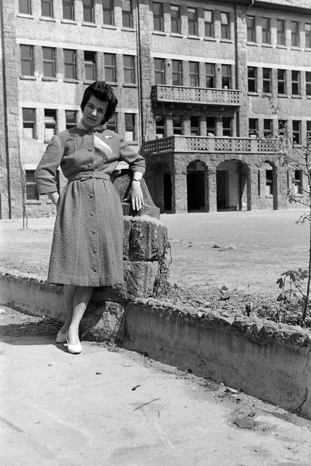 Magyarország, Budapest II., Lorántffy Zsuzsanna utca 3., a felvétel a Móricz Zsigmond Gimnázium (később Baár-Madas Református Gimnázium, Általános Iskola és Diákotthon) parkjában készült., 1960, Artfókusz, Fábián József, póz, hölgy, Budapest, Fortepan #278558