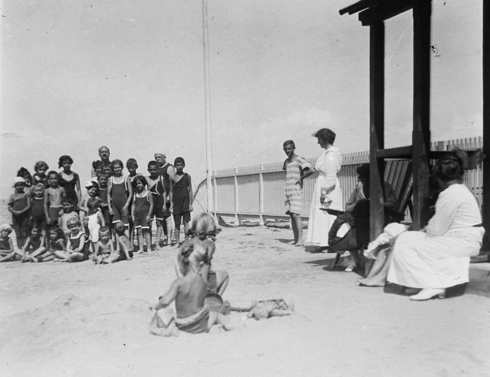Hungary,Lake Balaton, Siófok, fövenyfürdő., 1917, Schoch Frigyes, sunshine, tableau, women, men, kids, sand, Fortepan #27858