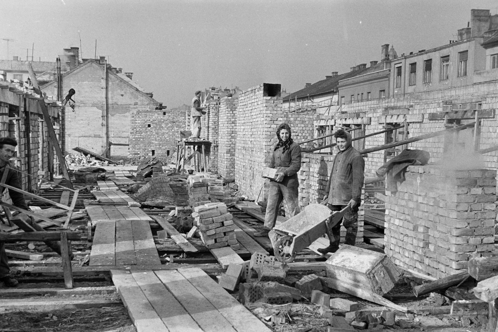 Magyarország, Budapest I., Attila út, a felvétel a 12-es számú ház emeletráépítésekor készült. Szemben a 18-as számú ház tűzfala látható., 1959, Artfókusz, Fábián József, nők, építkezés, talicska, Budapest, Fortepan #278580