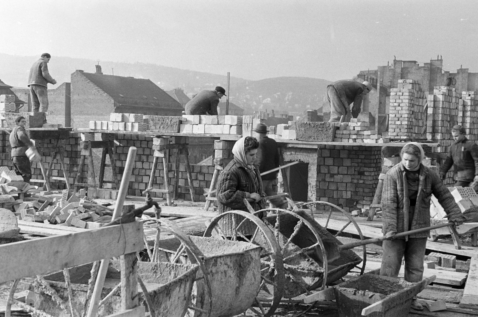 Hungary, Budapest I., Attila út, a felvétel a 12-es számú ház emeletráépítésekor készült. Háttérben a Pauler utca 14-es számú ház teteje látható., 1959, Artfókusz, women, construction, mortar box, quilted coat, Budapest, Fortepan #278581