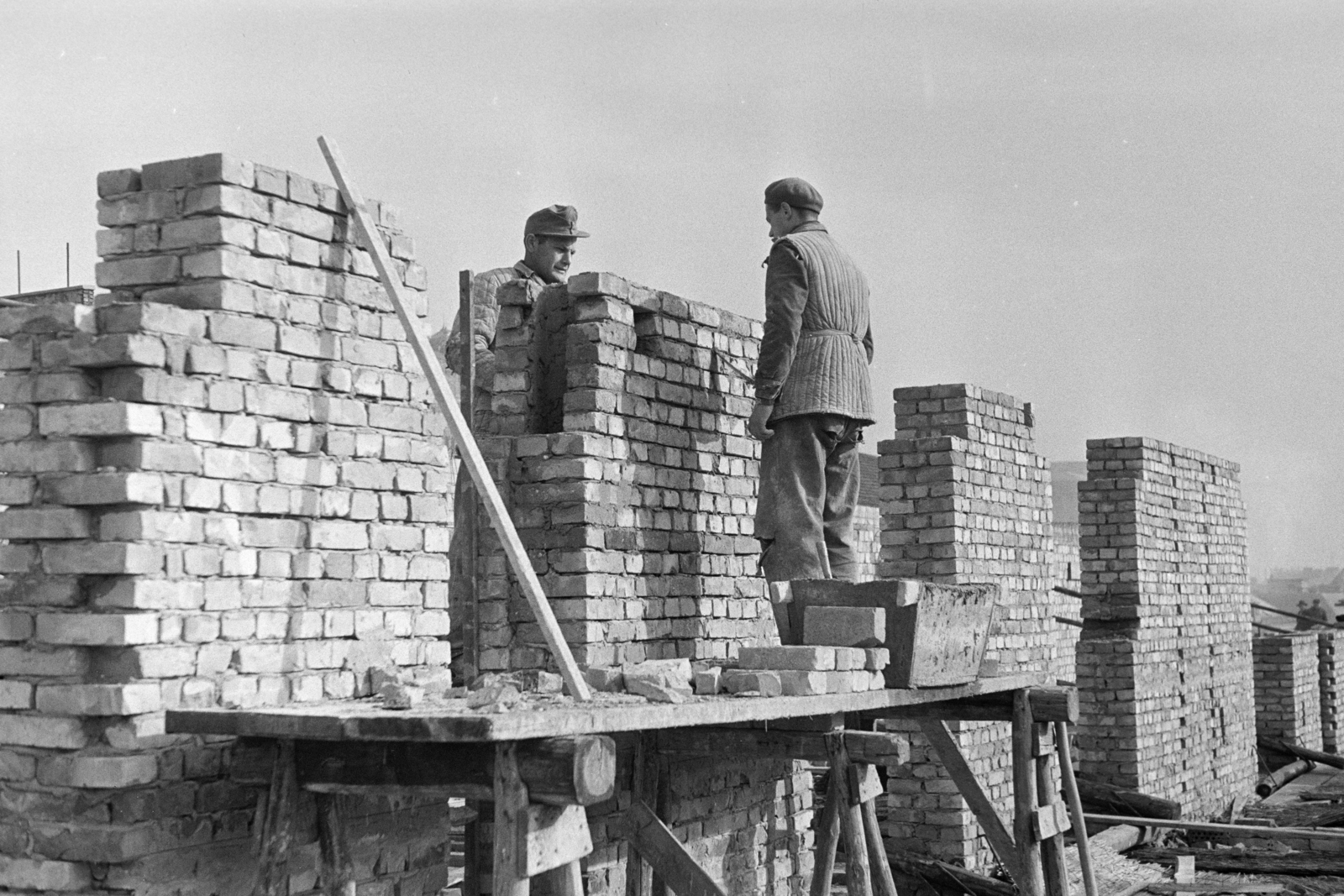 Magyarország, Budapest I., Attila út, a felvétel a 12-es számú ház emeletráépítésekor készült., 1959, Artfókusz, Fábián József, építkezés, téglafal, Budapest, Fortepan #278583