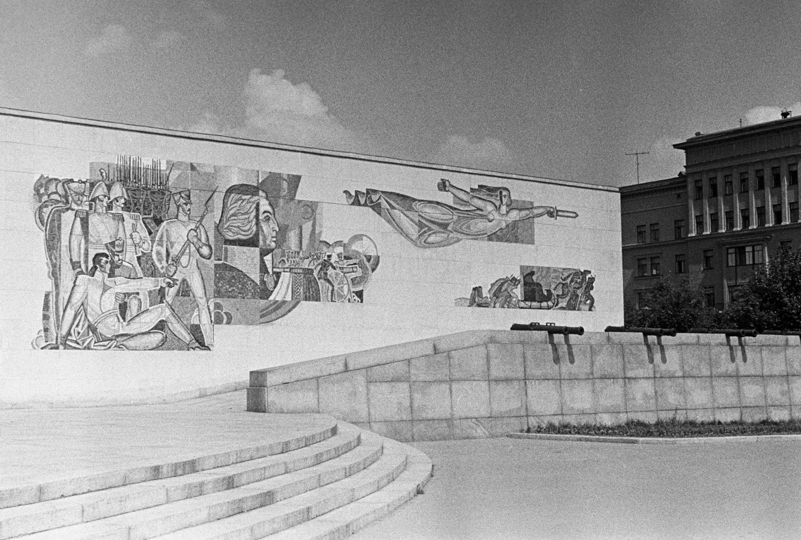 Oroszország, Moszkva, Kutuzov sugárút, a Borogyinói Csata Múzeumának homlokzatán Borisz Alekszandrovics Talberg mozaikja., 1970, Artfókusz, Fábián József, mozaik, ágyú, Szovjetunió, Fortepan #278586
