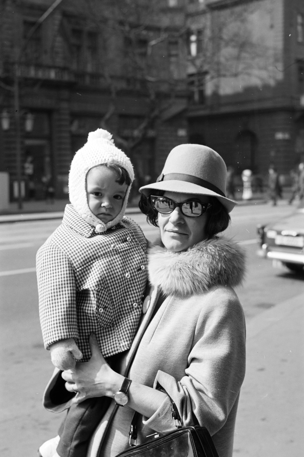 Magyarország, Budapest VI., Teréz (Lenin) körút, háttérben a Teréz körút 22. (Lenin körút 80.), jobbra az Aradi utca torkolata., 1967, Artfókusz, Fábián József, szőrme, napszemüveg, Budapest, Fortepan #278587