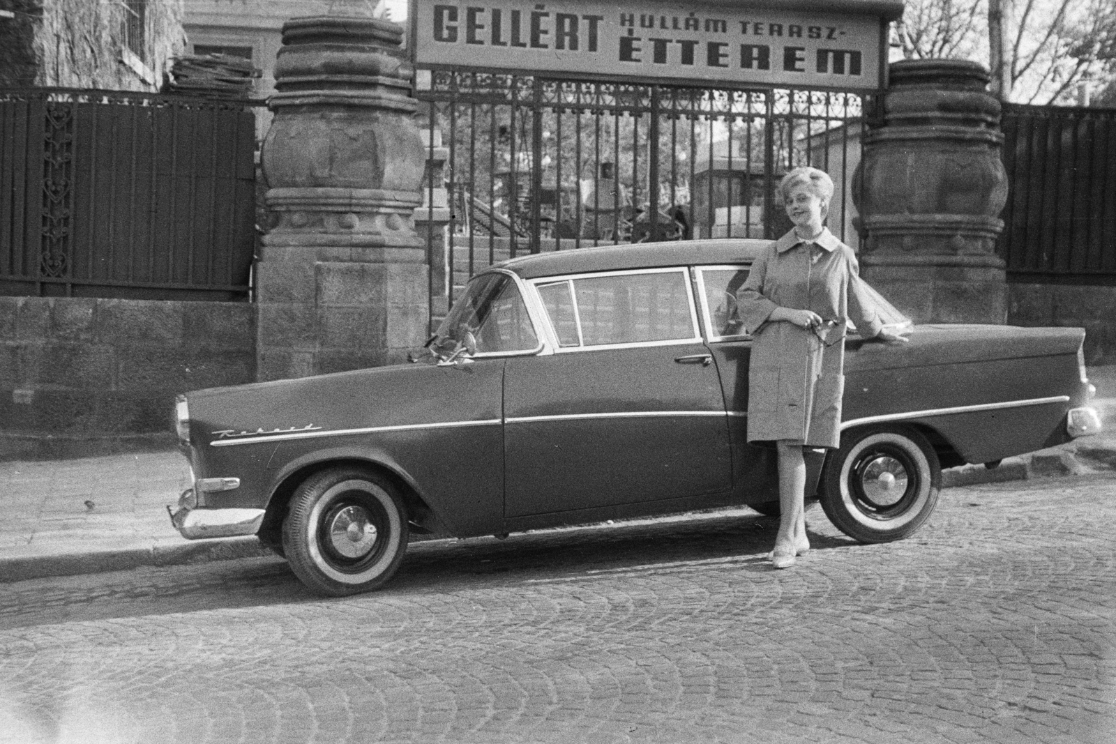 Hungary, Budapest XI., Kelenhegyi út, háttérben a Gellért Gyógyfürdő kerítése., 1963, Artfókusz, restaurant, girls'n'cars, vehicle, Budapest, Fortepan #278590
